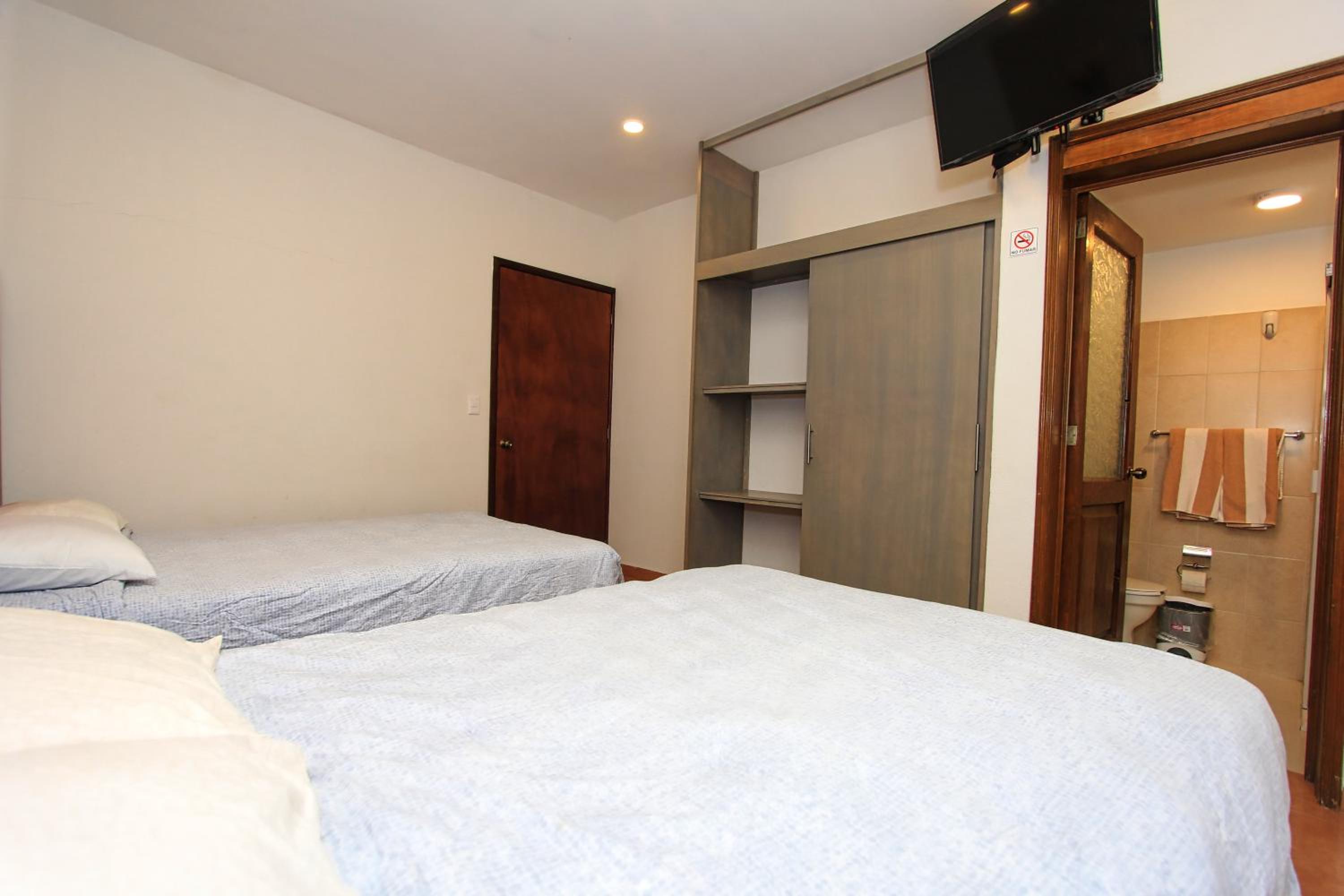 Twin Room - Photo 8