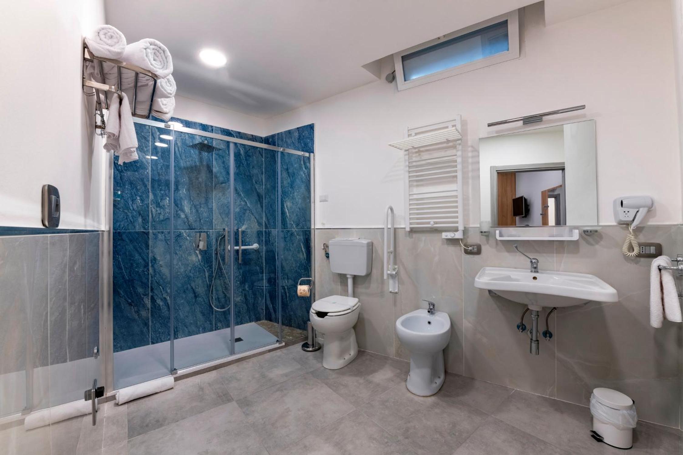 Family Room with Private Bathroom photo 3