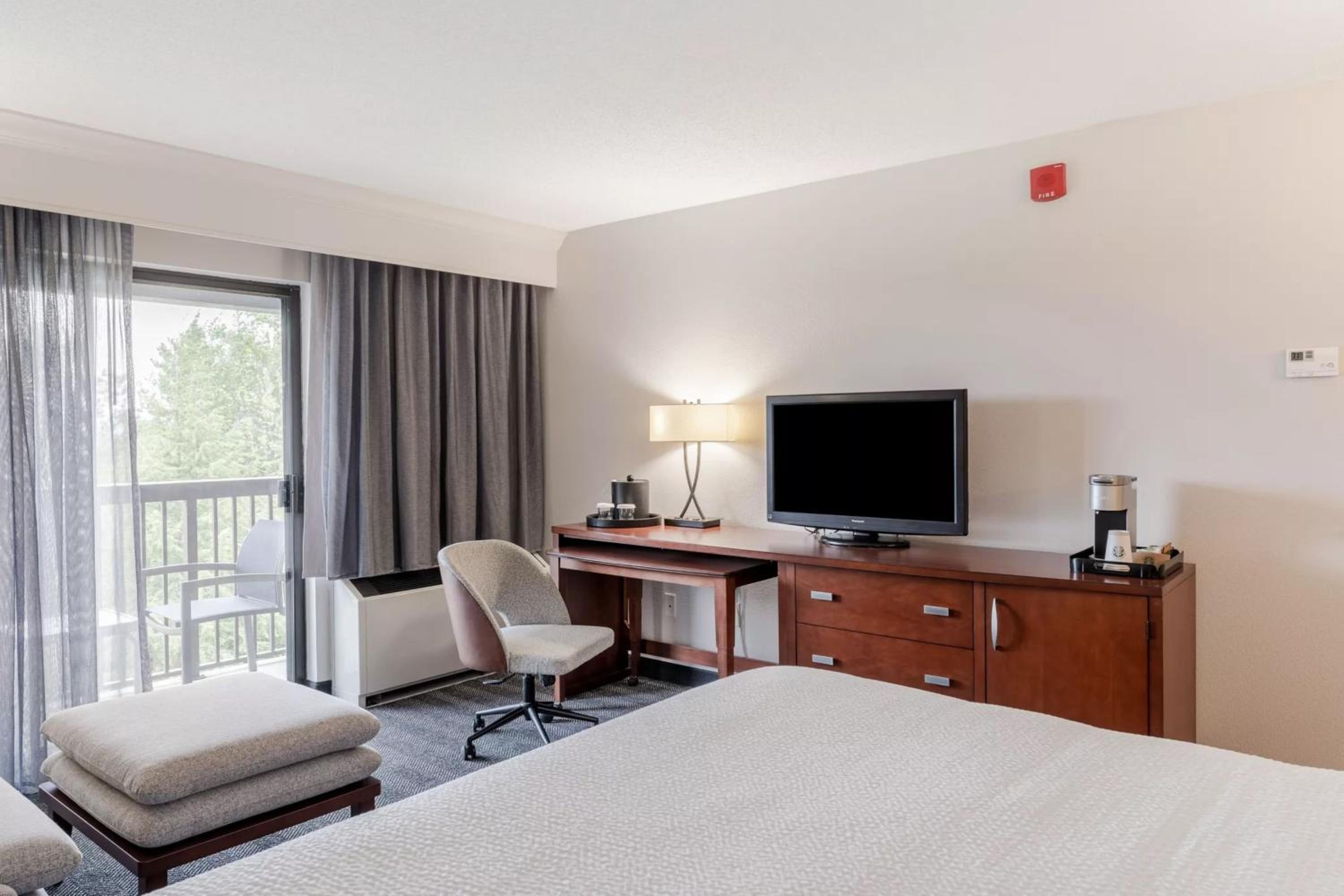 King Room with Sofa Bed - Photo 4