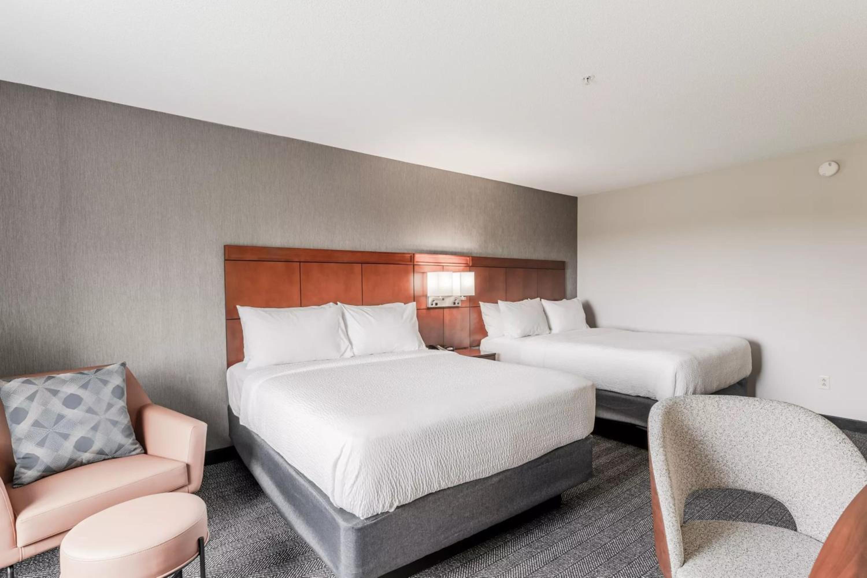 Queen Room with Two Queen Beds - Photo 6