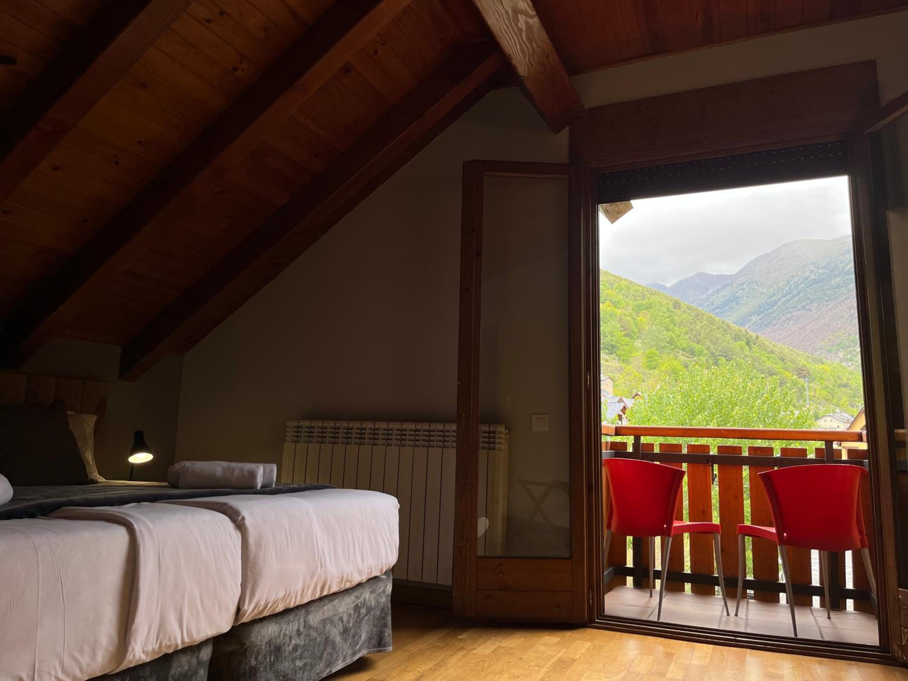Deluxe Double Room with Bath - Photo 5