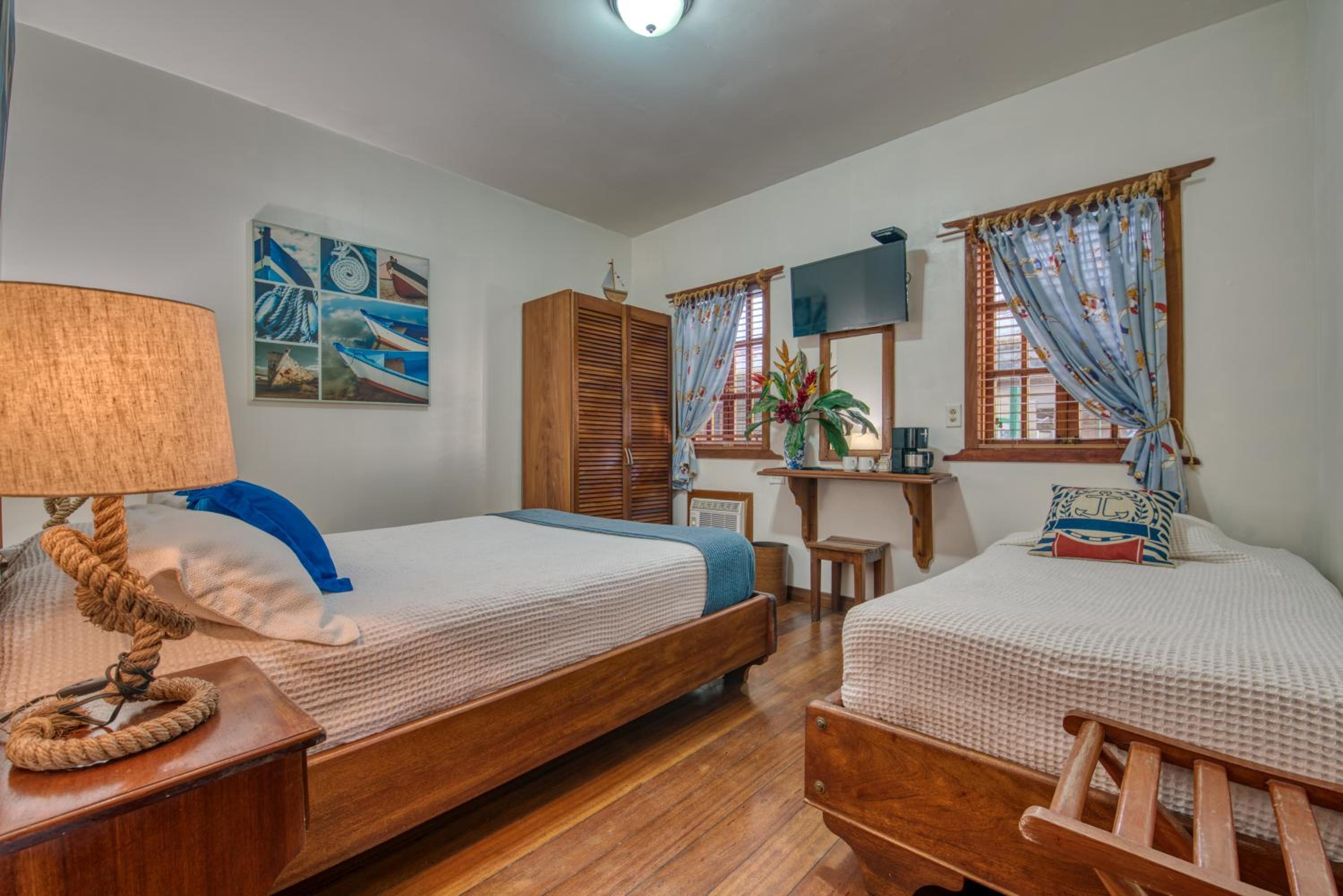 Standard Room with Queen and Single Bed photo 1
