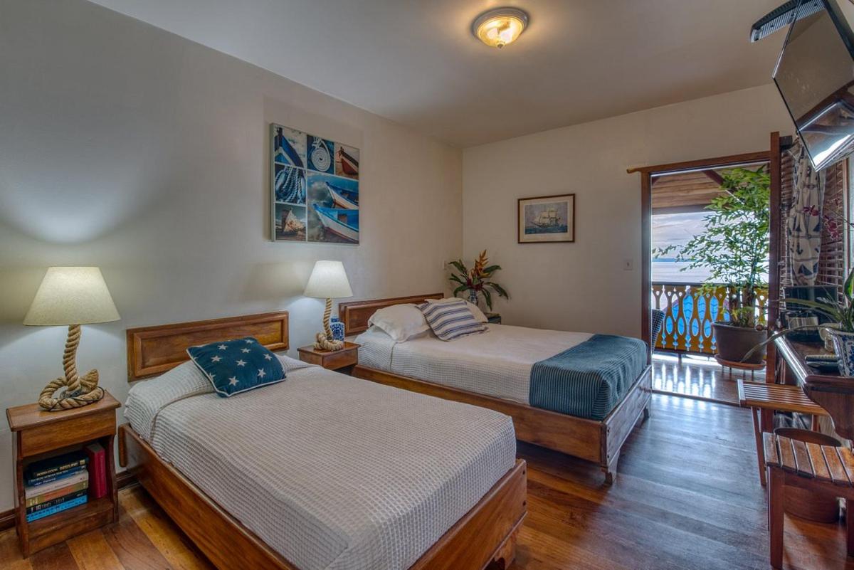 Premium Ocean Balcony with Queen and Single Bed photo 2
