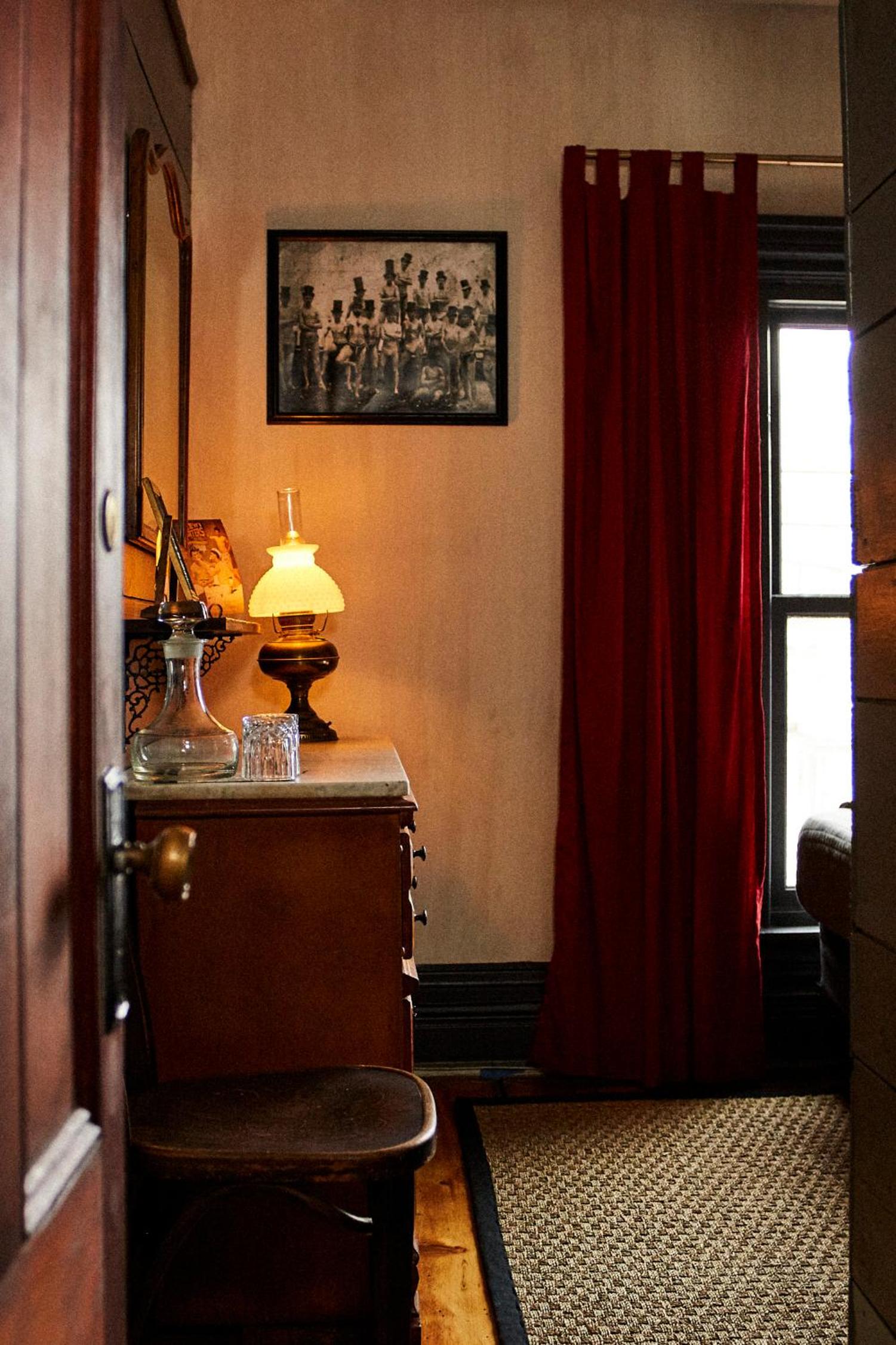 Queen Room with Shared Bathroom photo 3