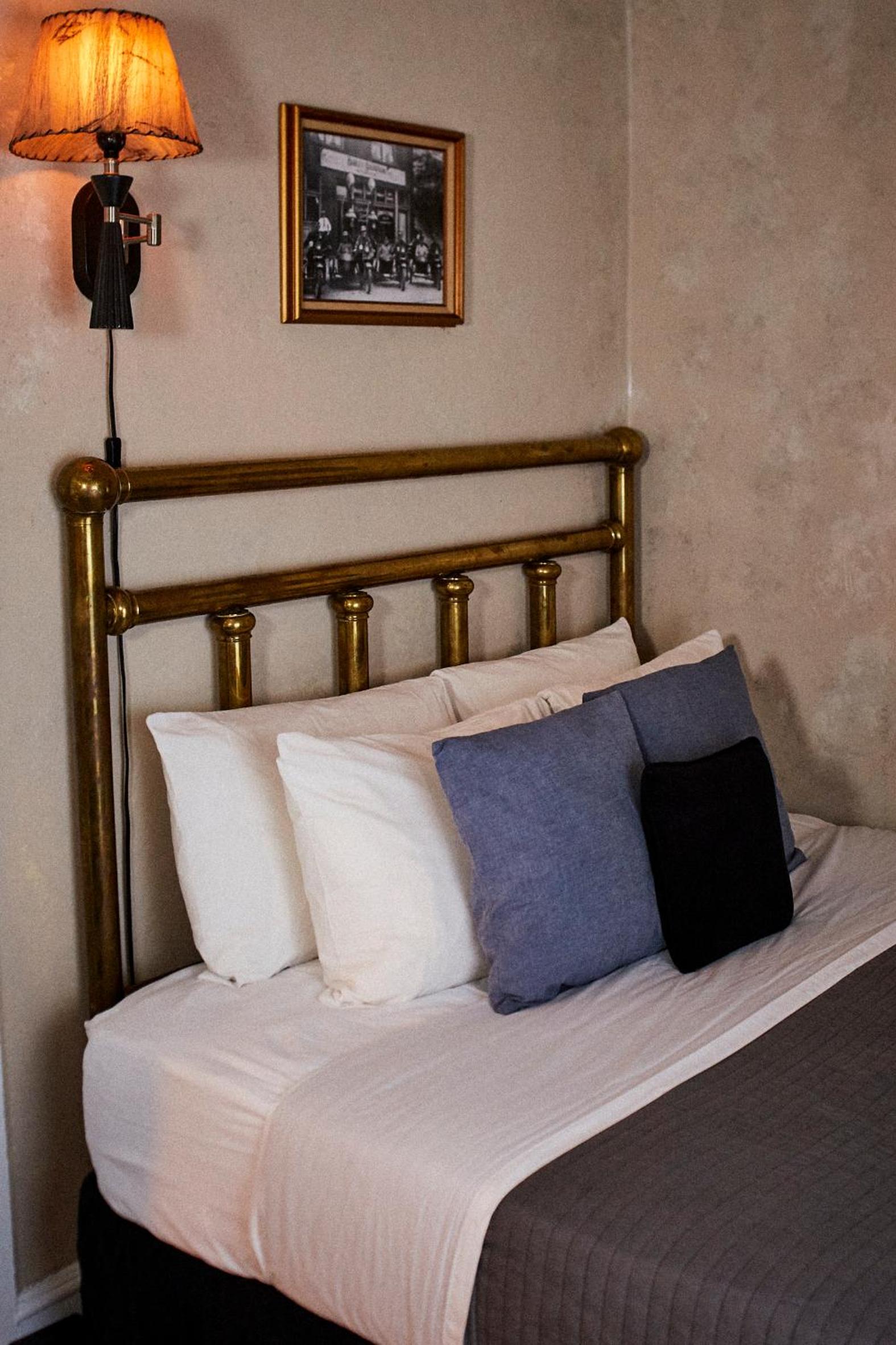Queen Room with Shared Bathroom photo 1