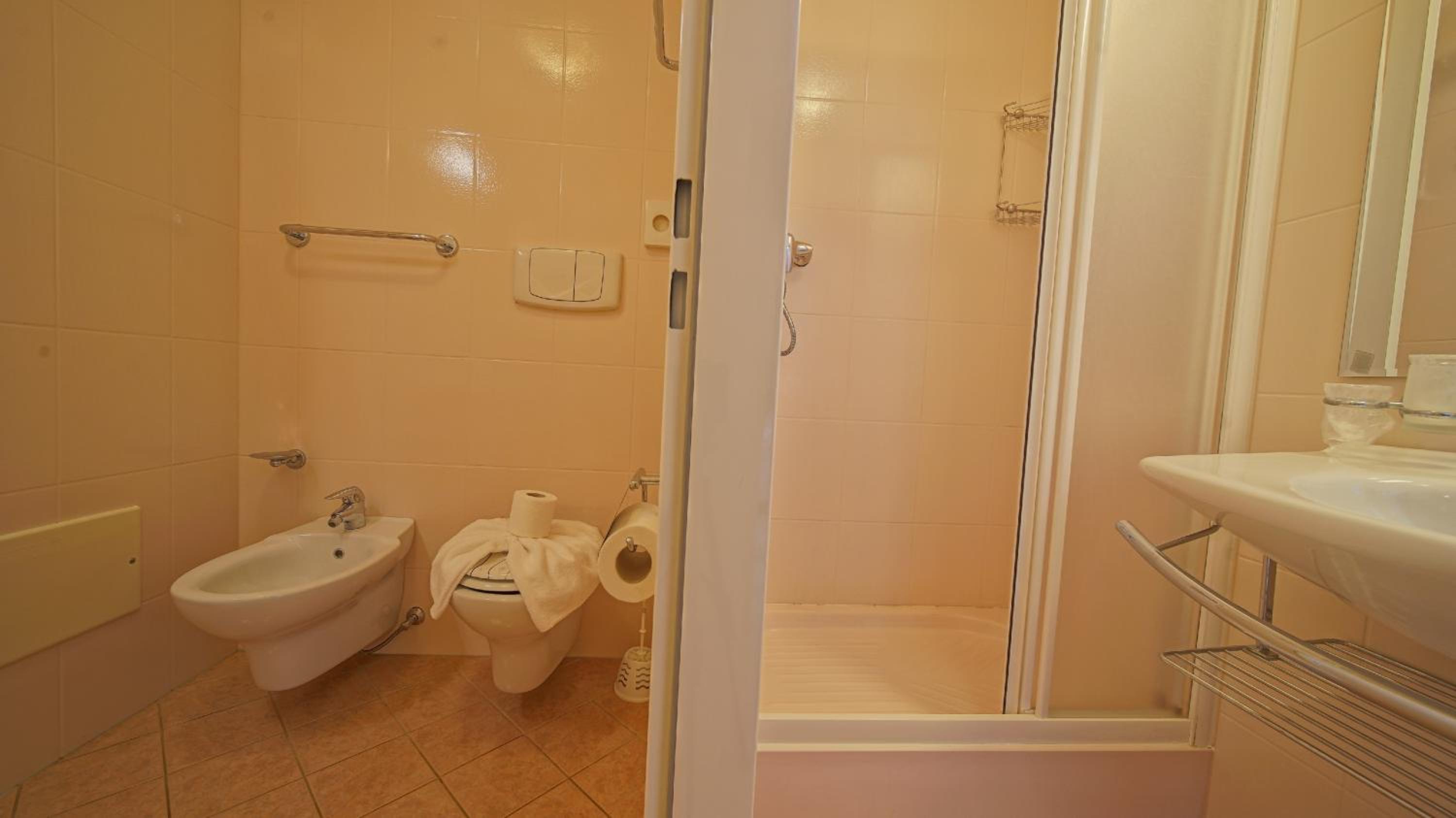 Double or Twin Room with Private Bathroom - Photo 3