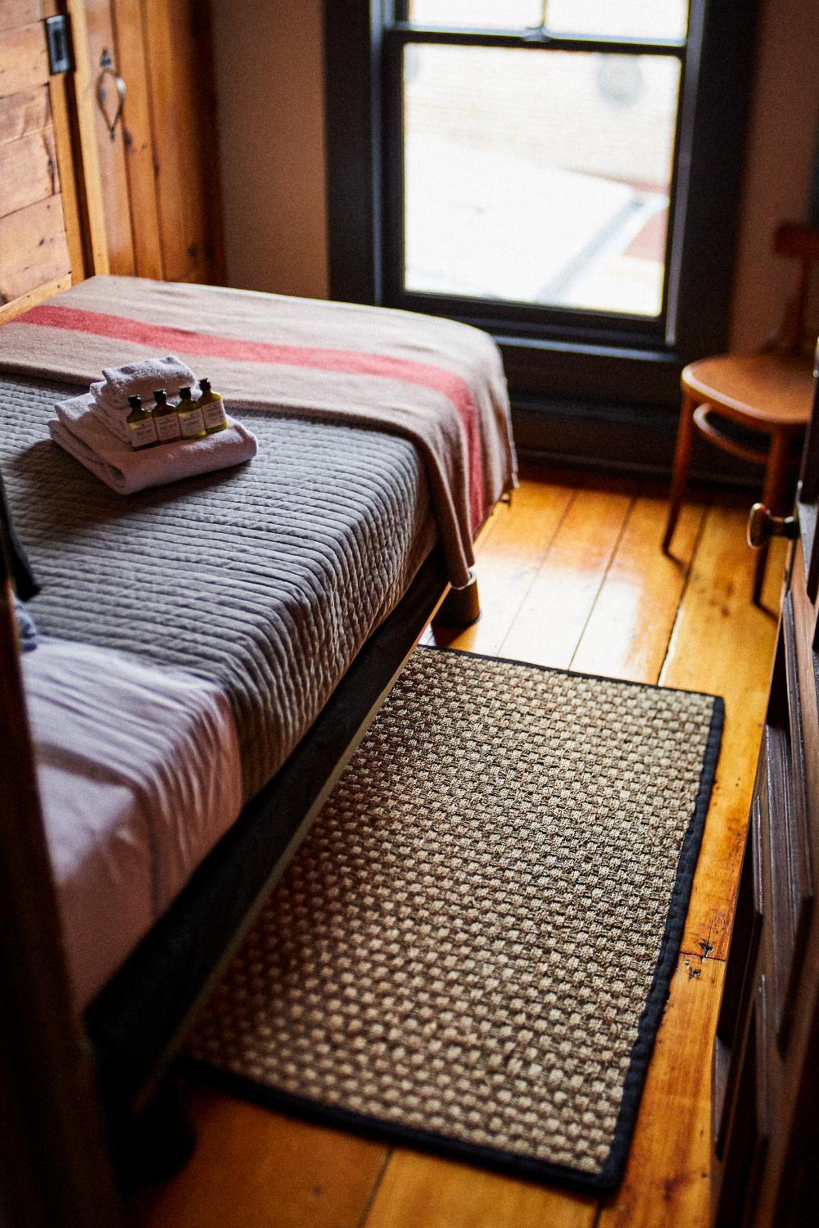 Standard Twin Room with Shared Bathroom photo 3