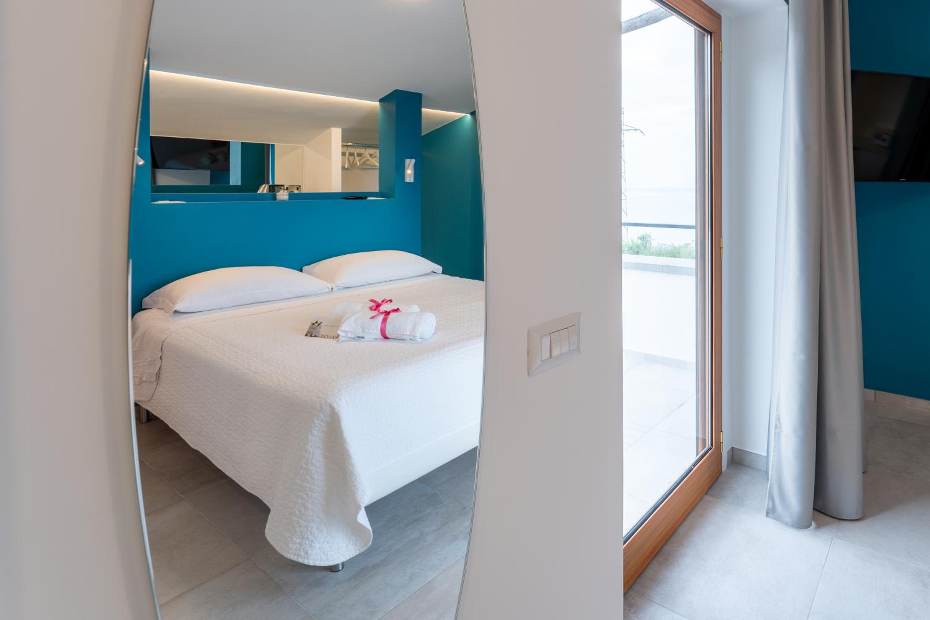 Deluxe Double Room with Balcony and Sea View photo 3