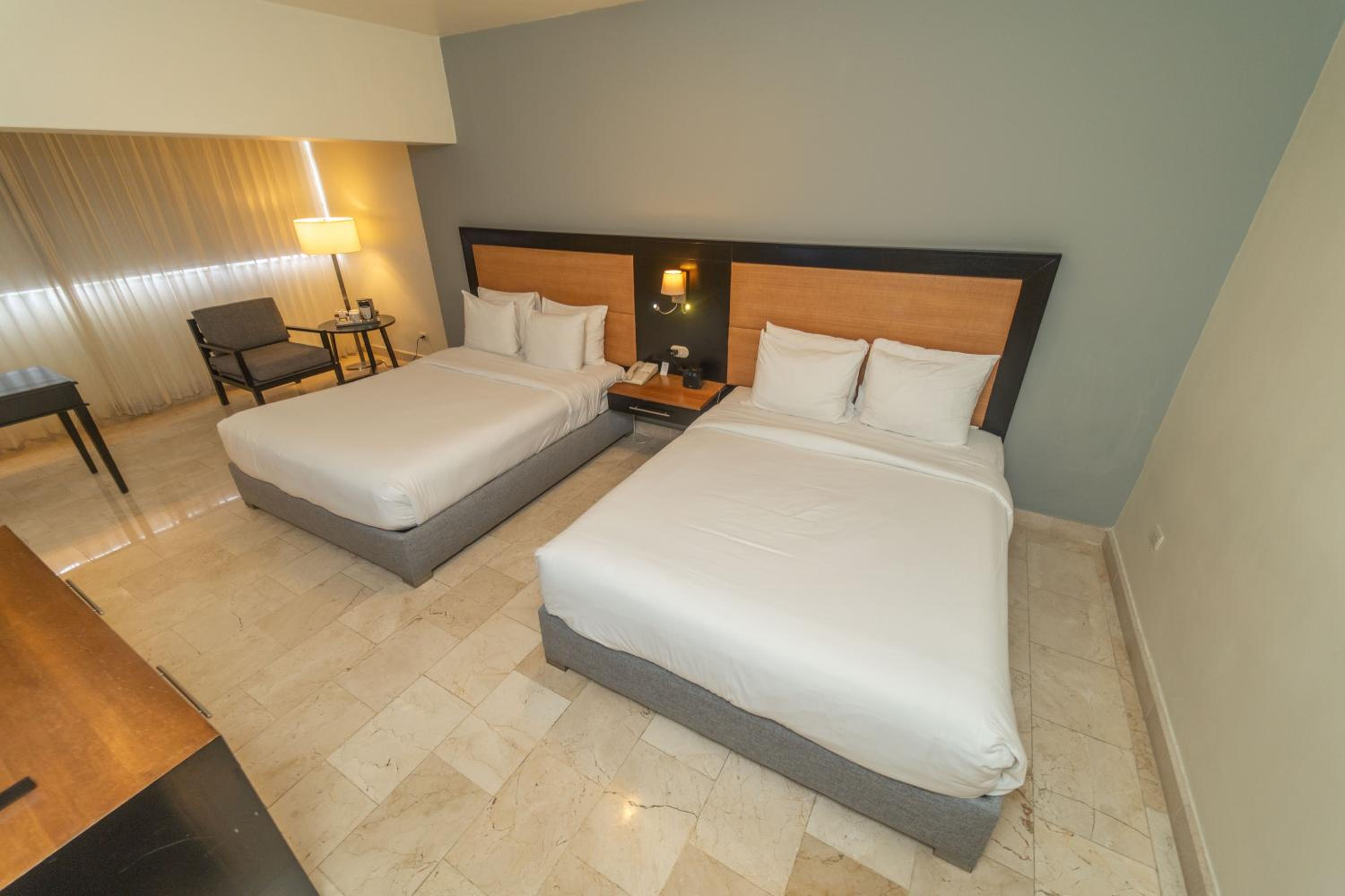 Standard Two Queen Beds - Non-Smoking - Photo 4