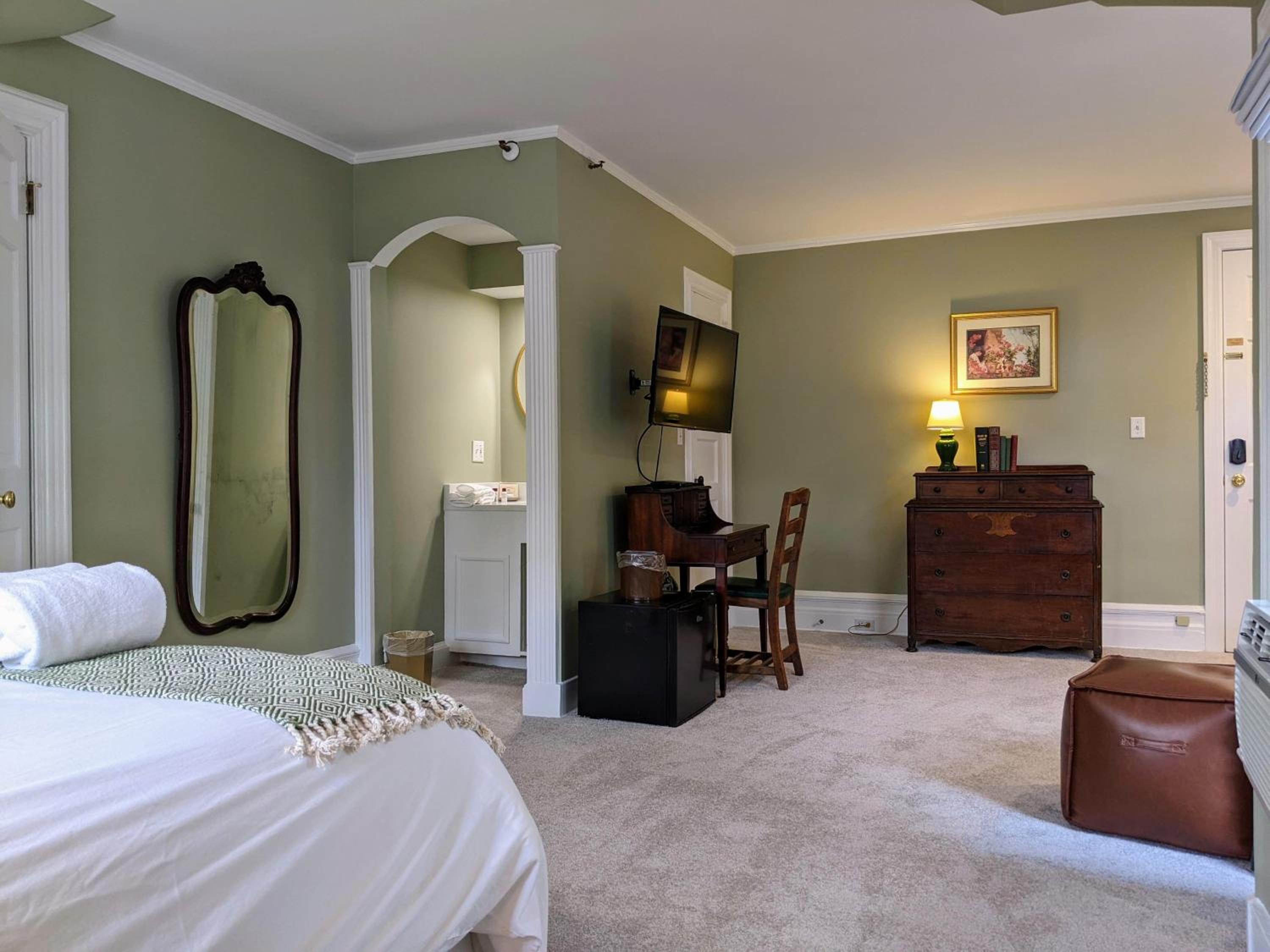 Standard Queen Room