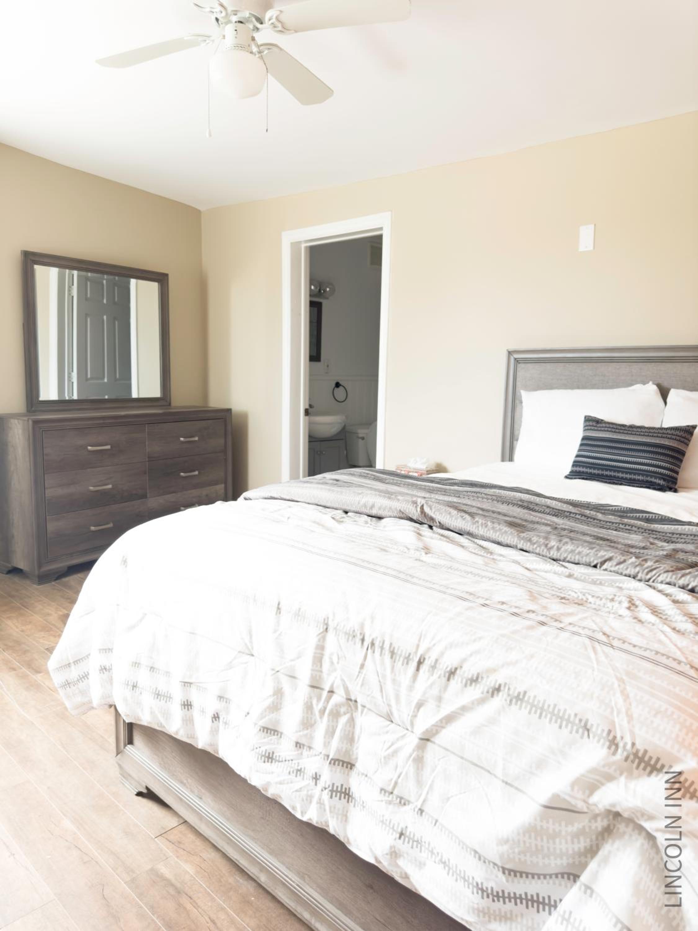 Deluxe Queen Suite