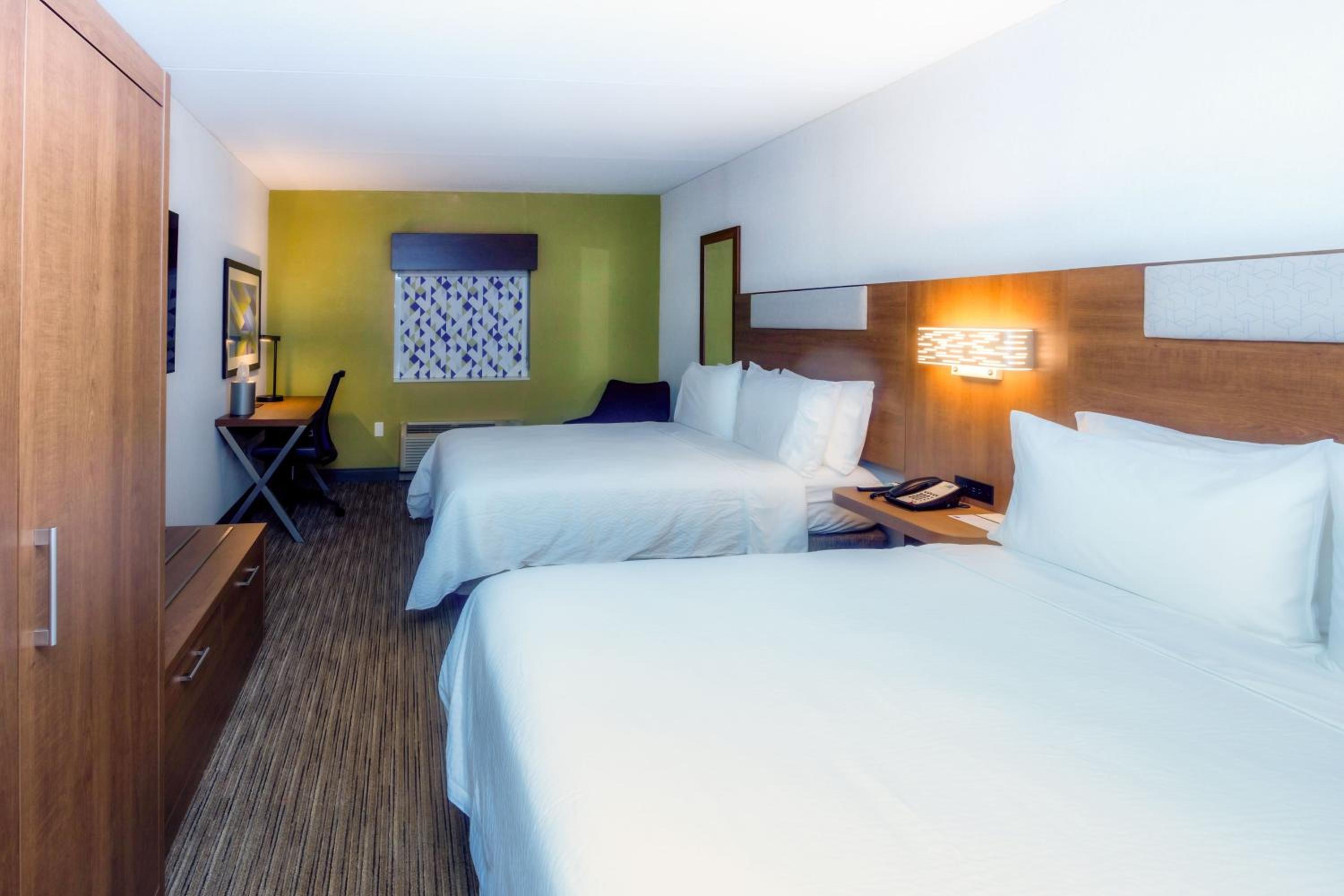 Standard Room with Two Queen Beds - Photo 1