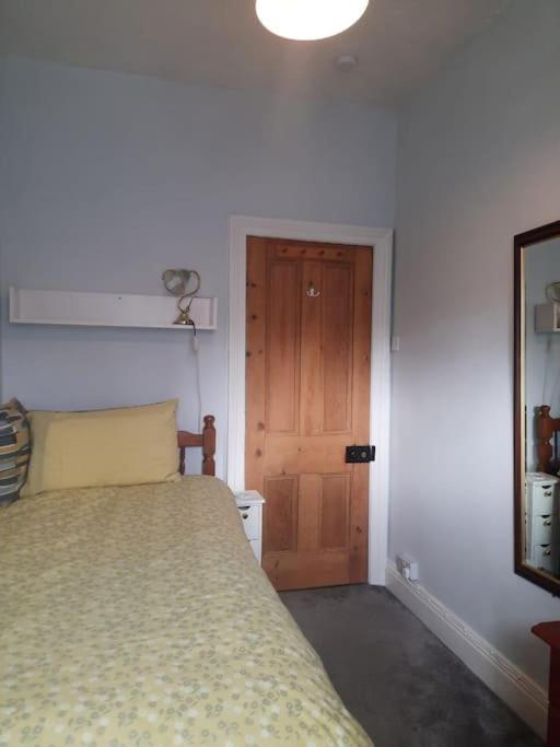 Single Room with Shared Shower and Toilet photo 2