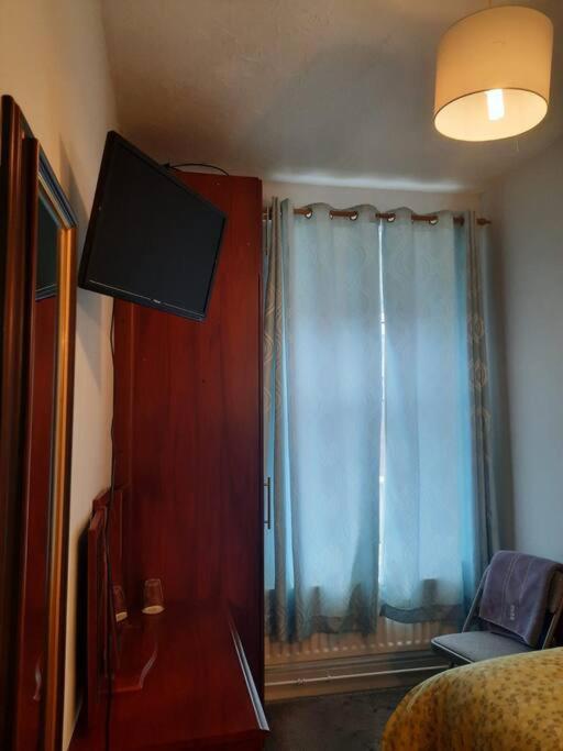 Single Room with Shared Shower and Toilet photo 3