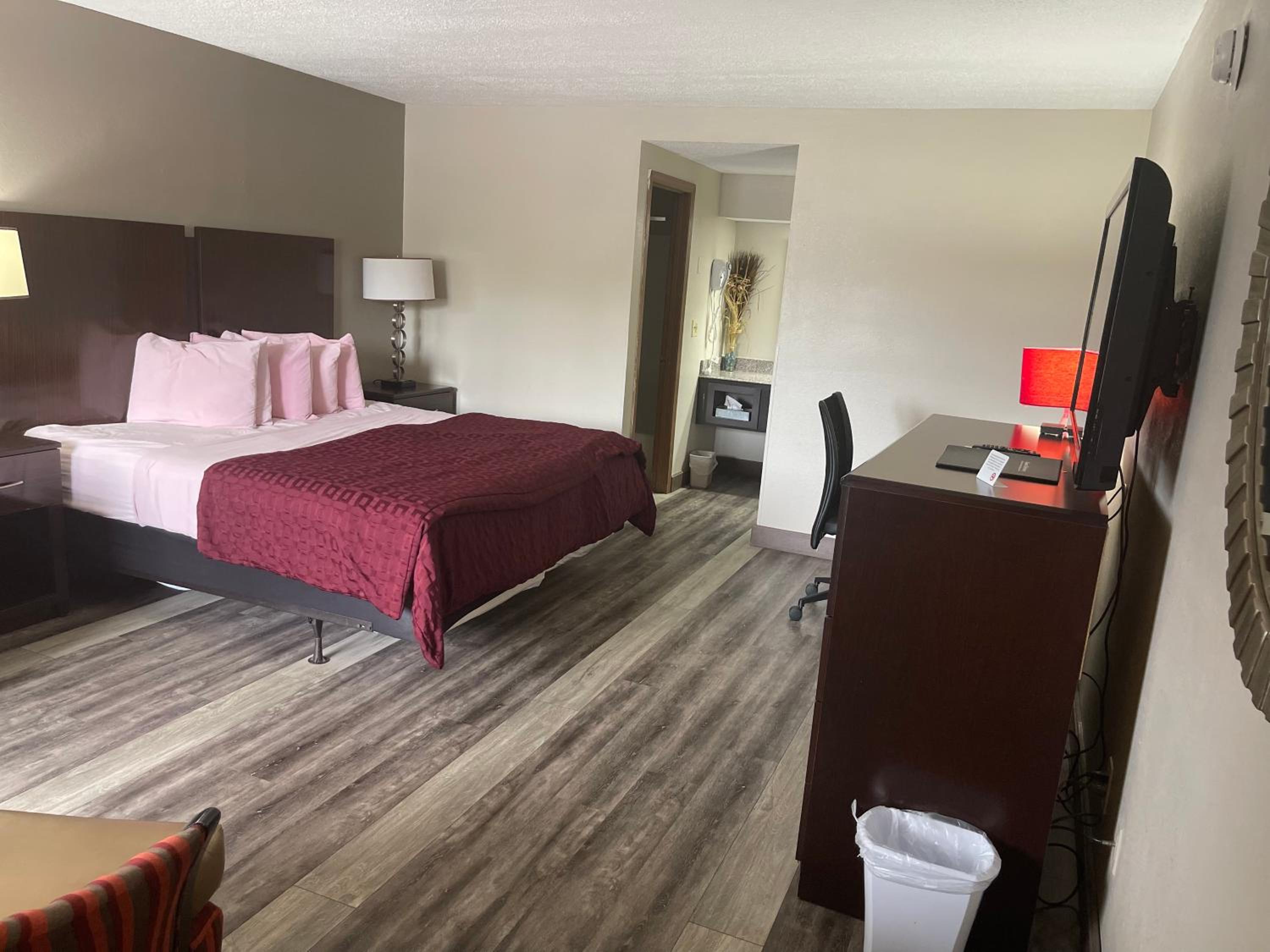 Deluxe King Suite - Non-Smoking - Photo 1