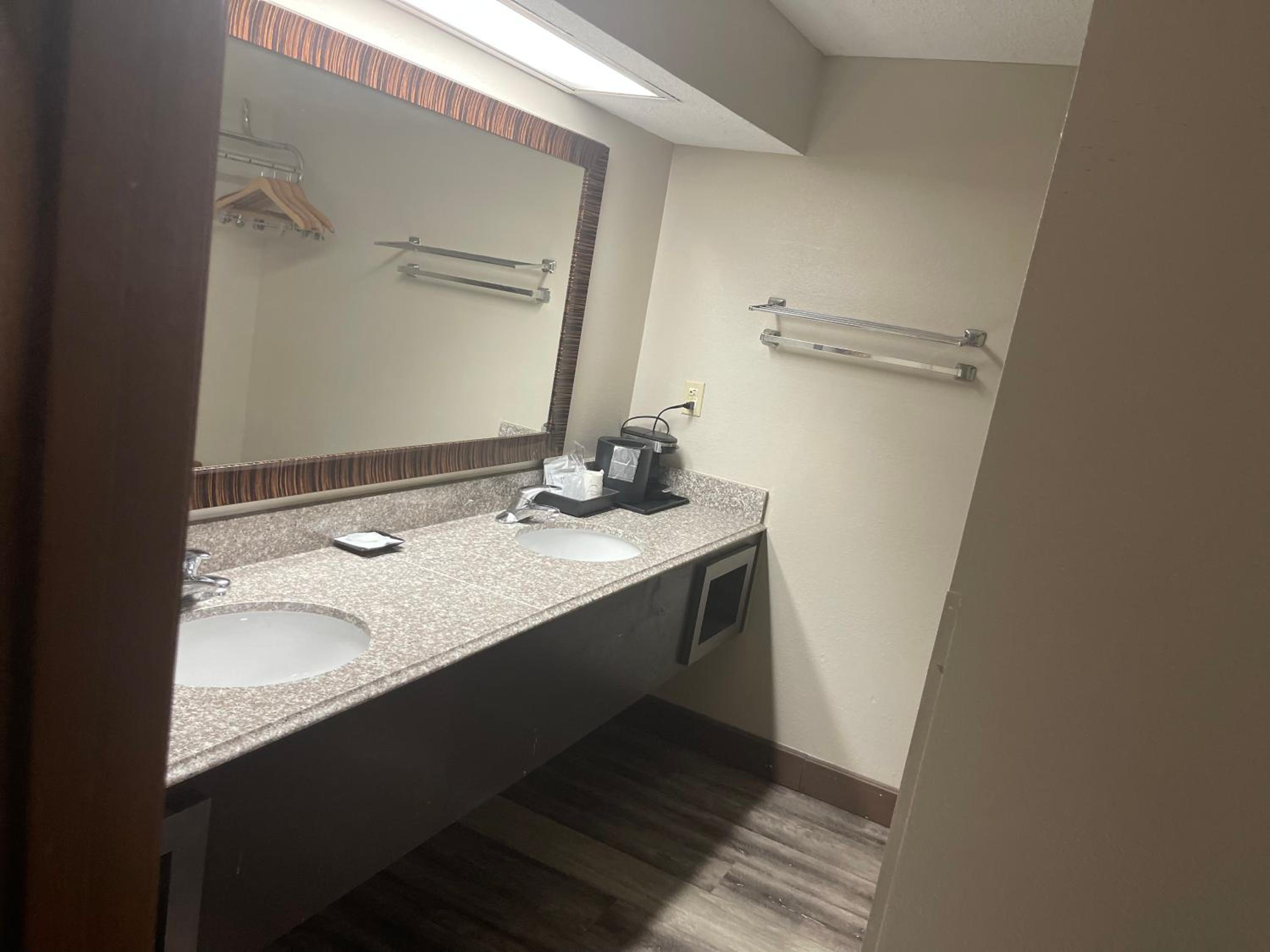 Deluxe King Suite - Non-Smoking - Photo 4