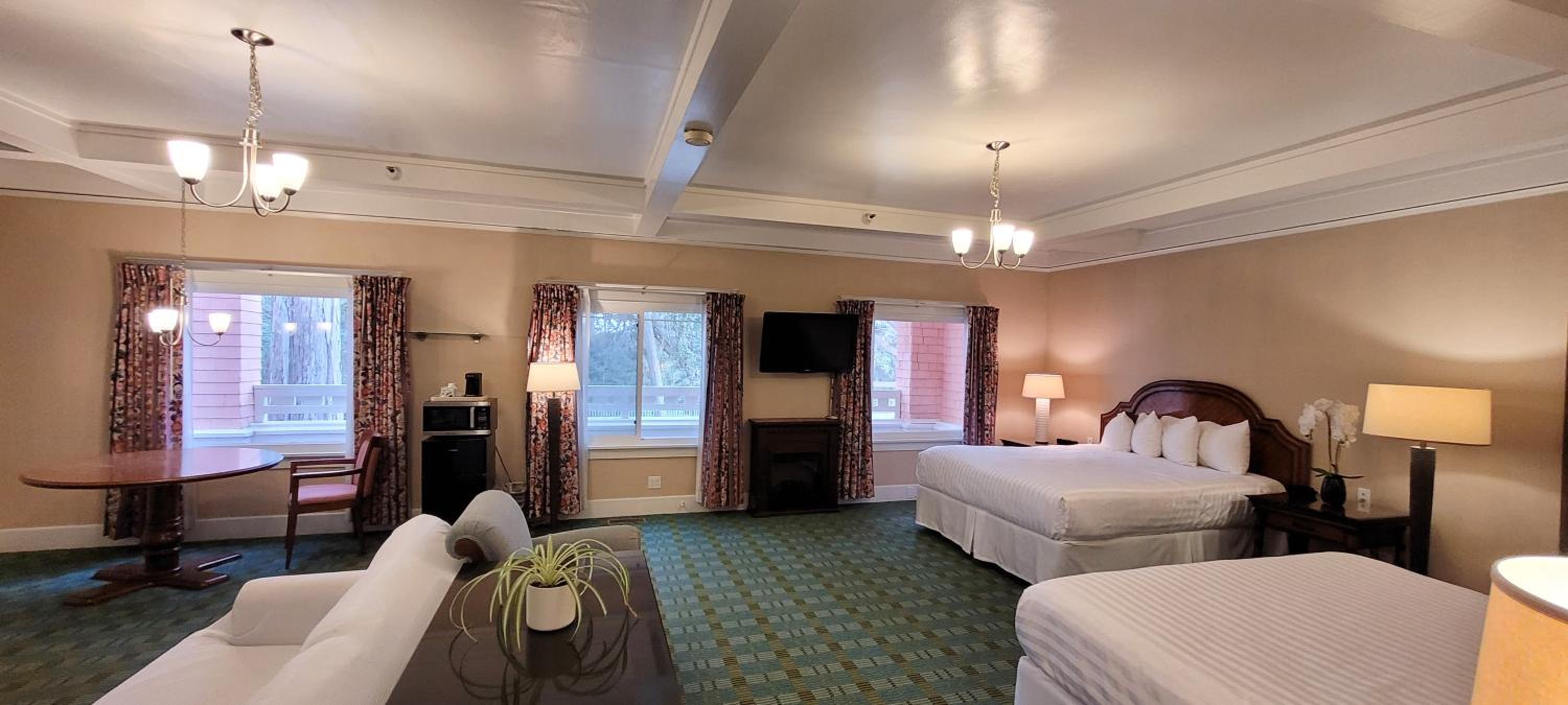 King Room with Two King Beds - Photo 4