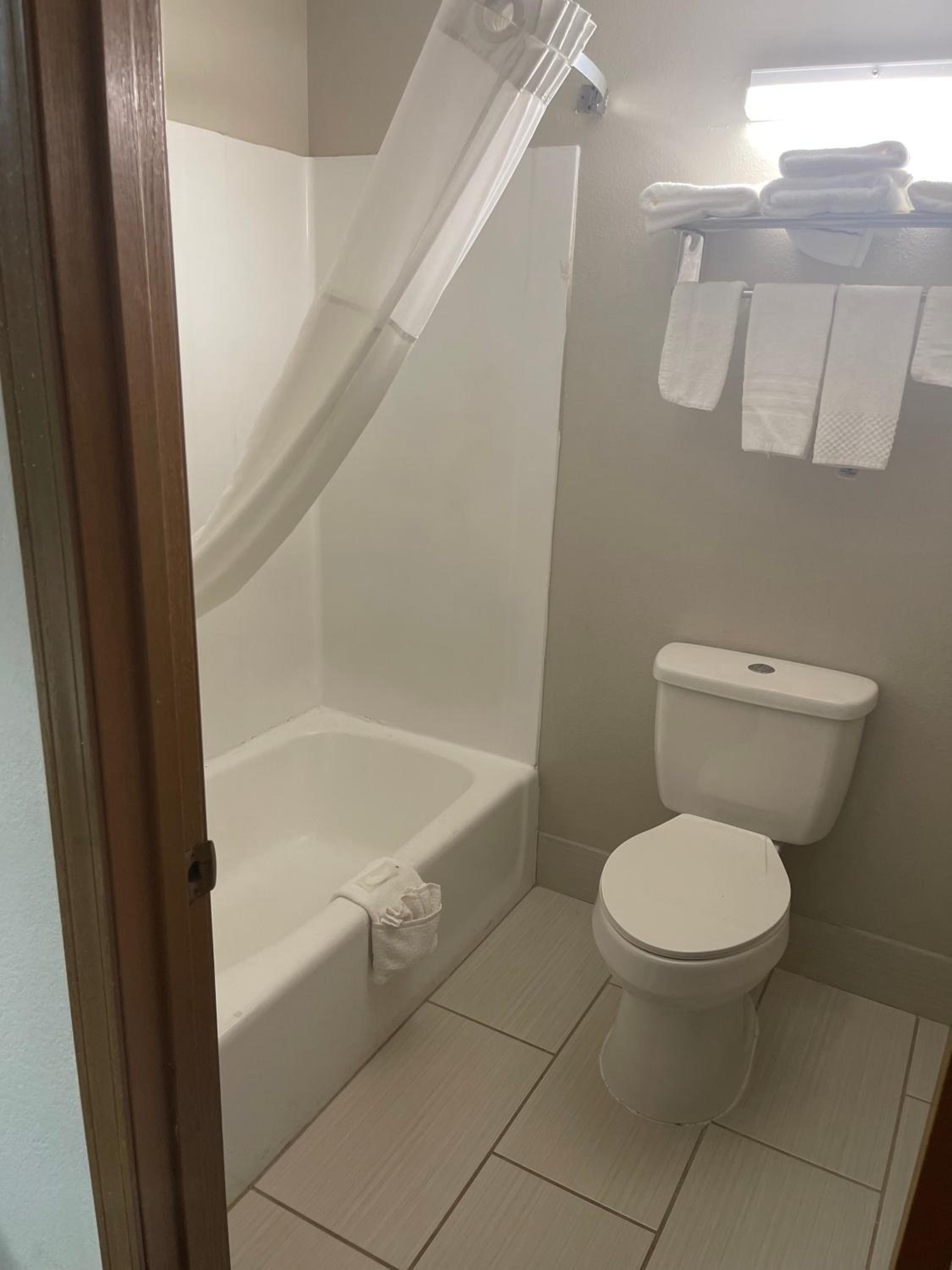 Deluxe King Suite - Non-Smoking - Photo 3