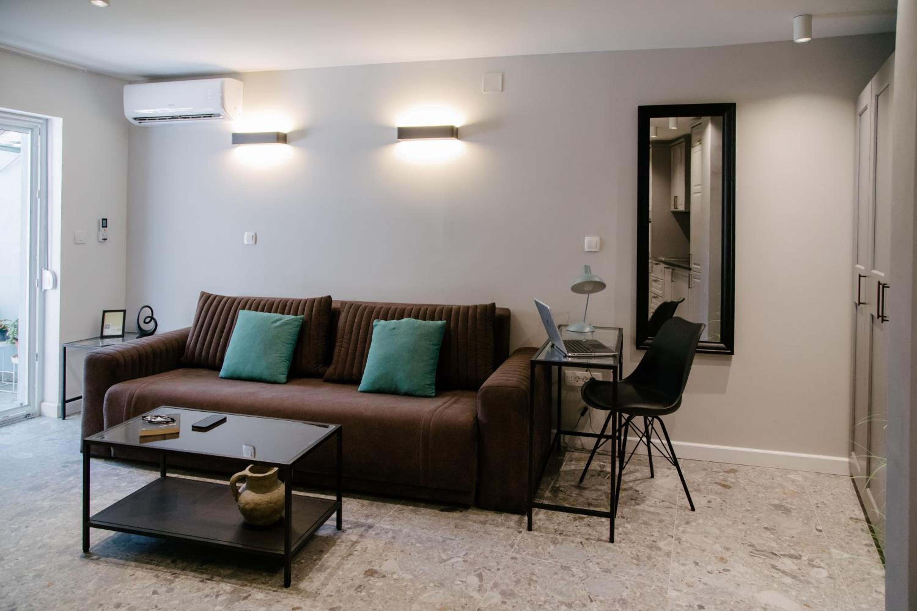 Studio with Balcony - Photo 15