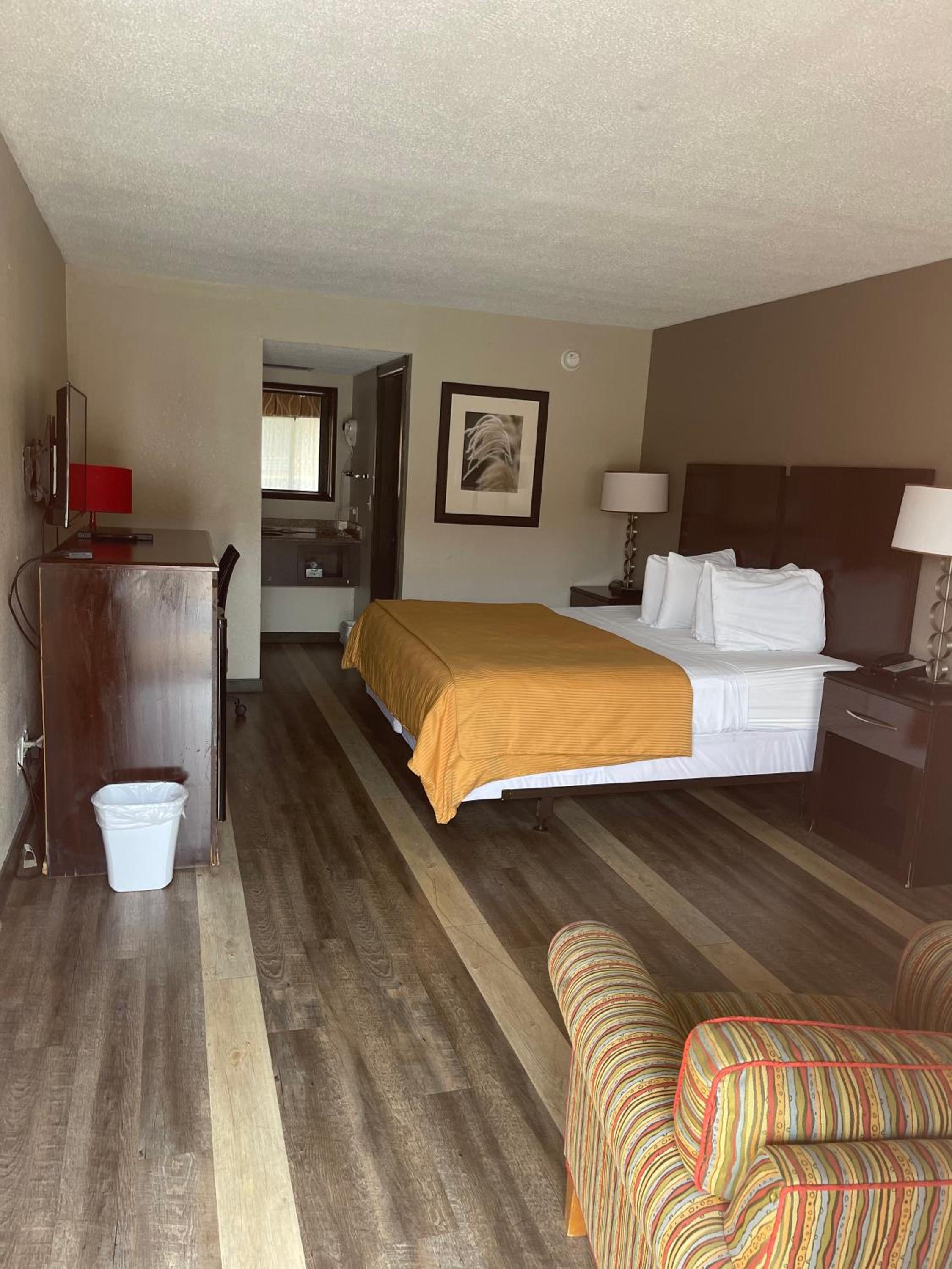 King Room - Non-Smoking - Photo 1