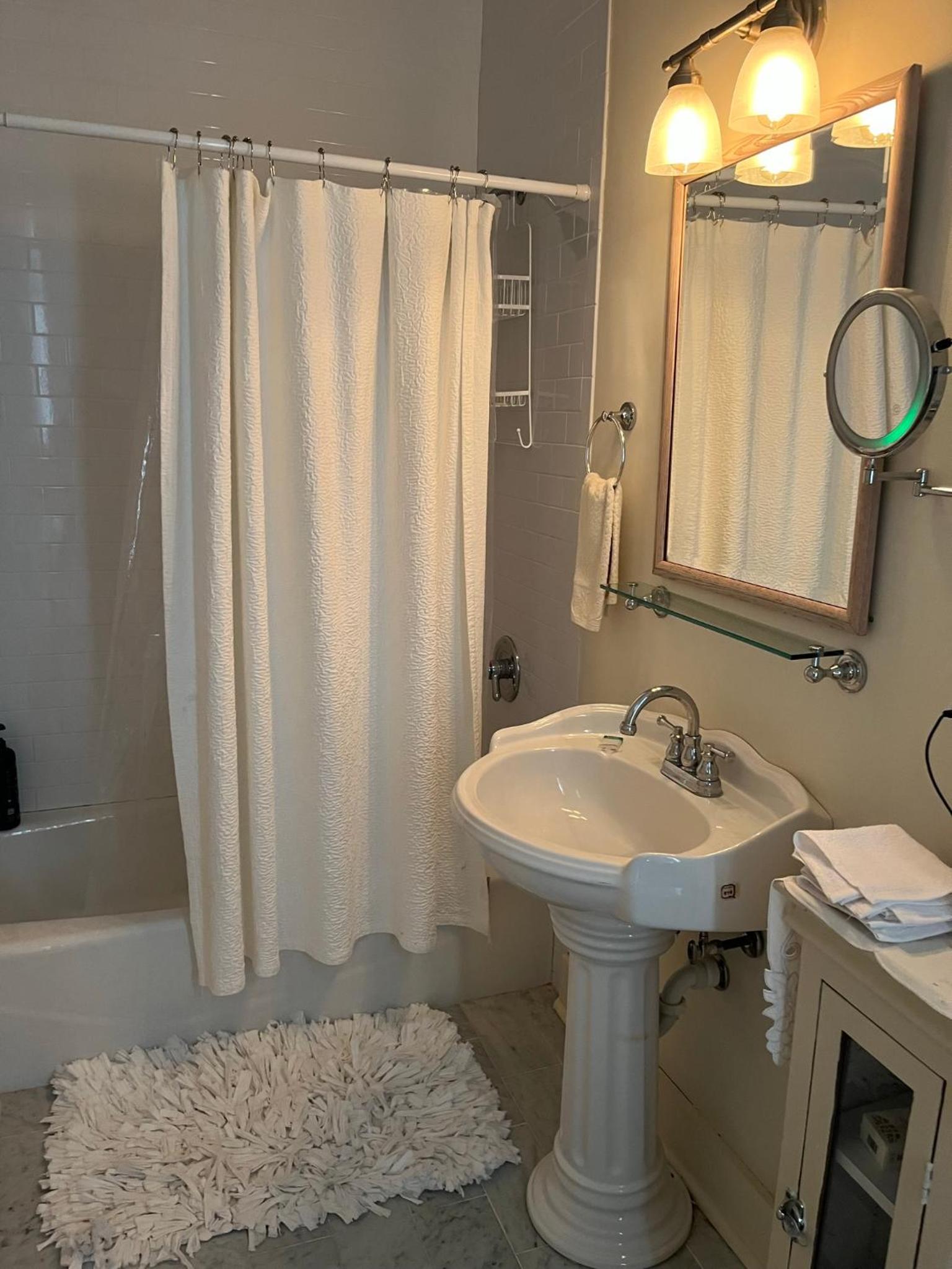 Deluxe Double Room with Bath - Photo 9