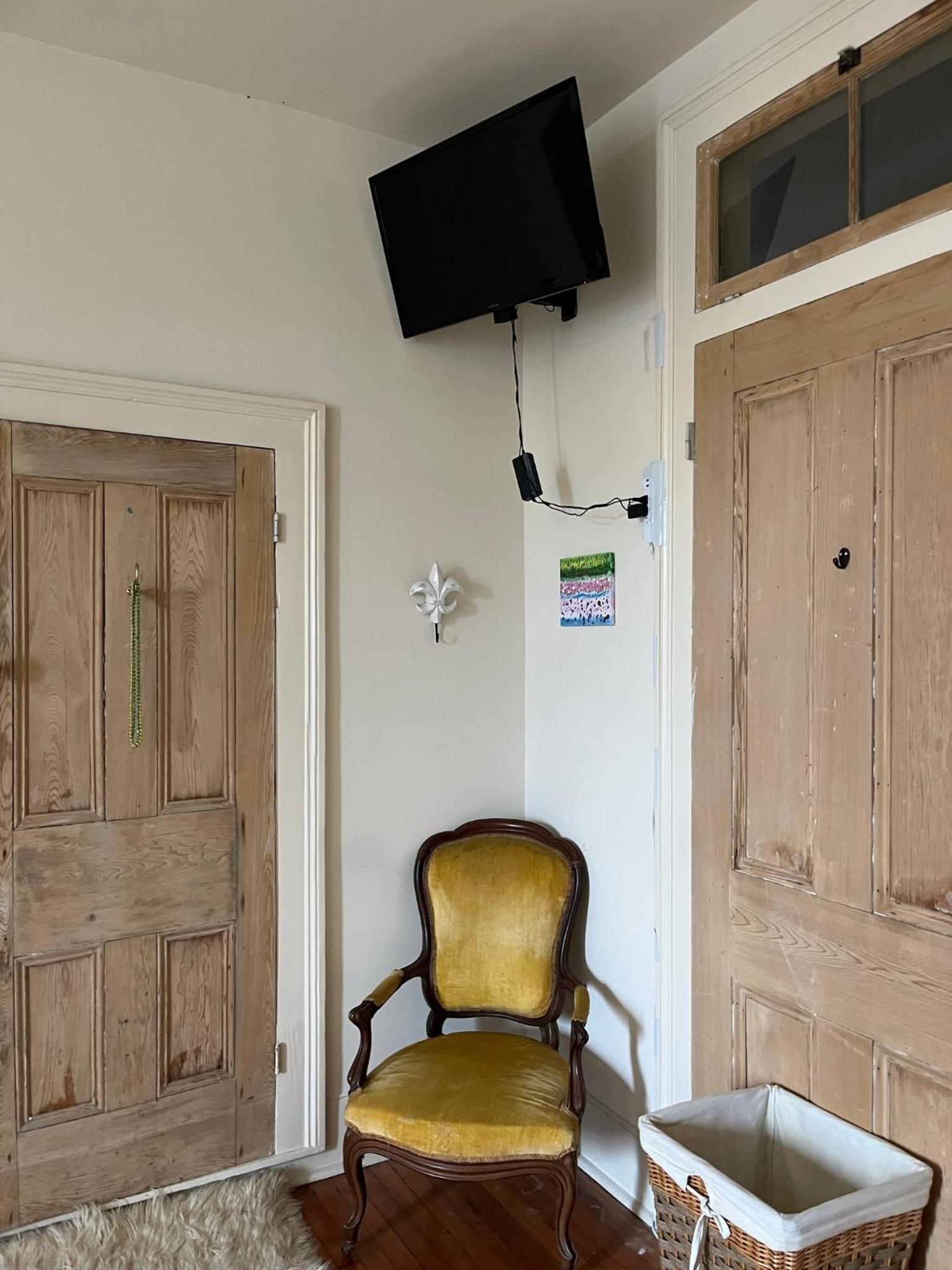 Deluxe Double Room with Bath - Photo 7