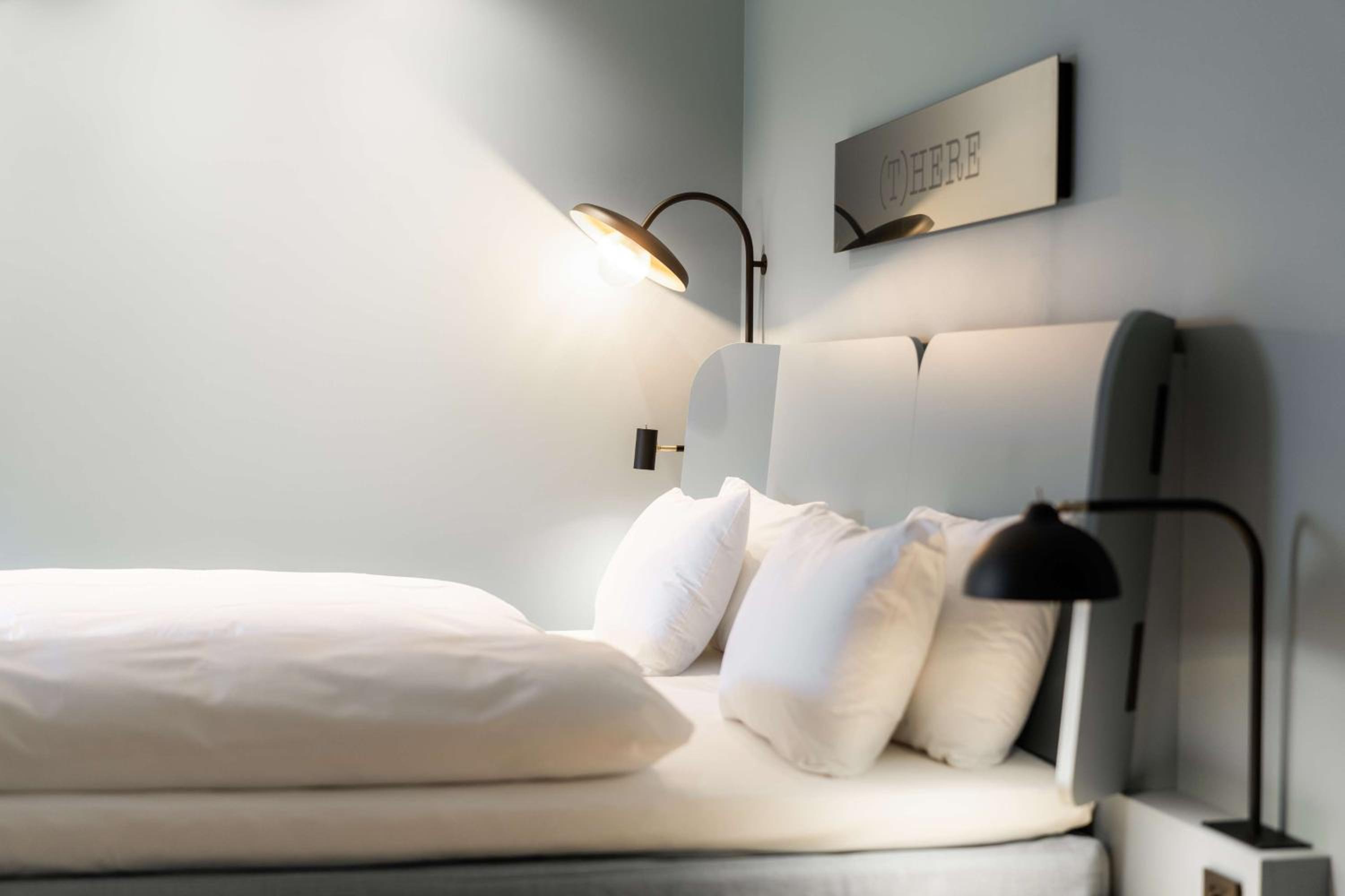 Superior King Room thumbnail 6