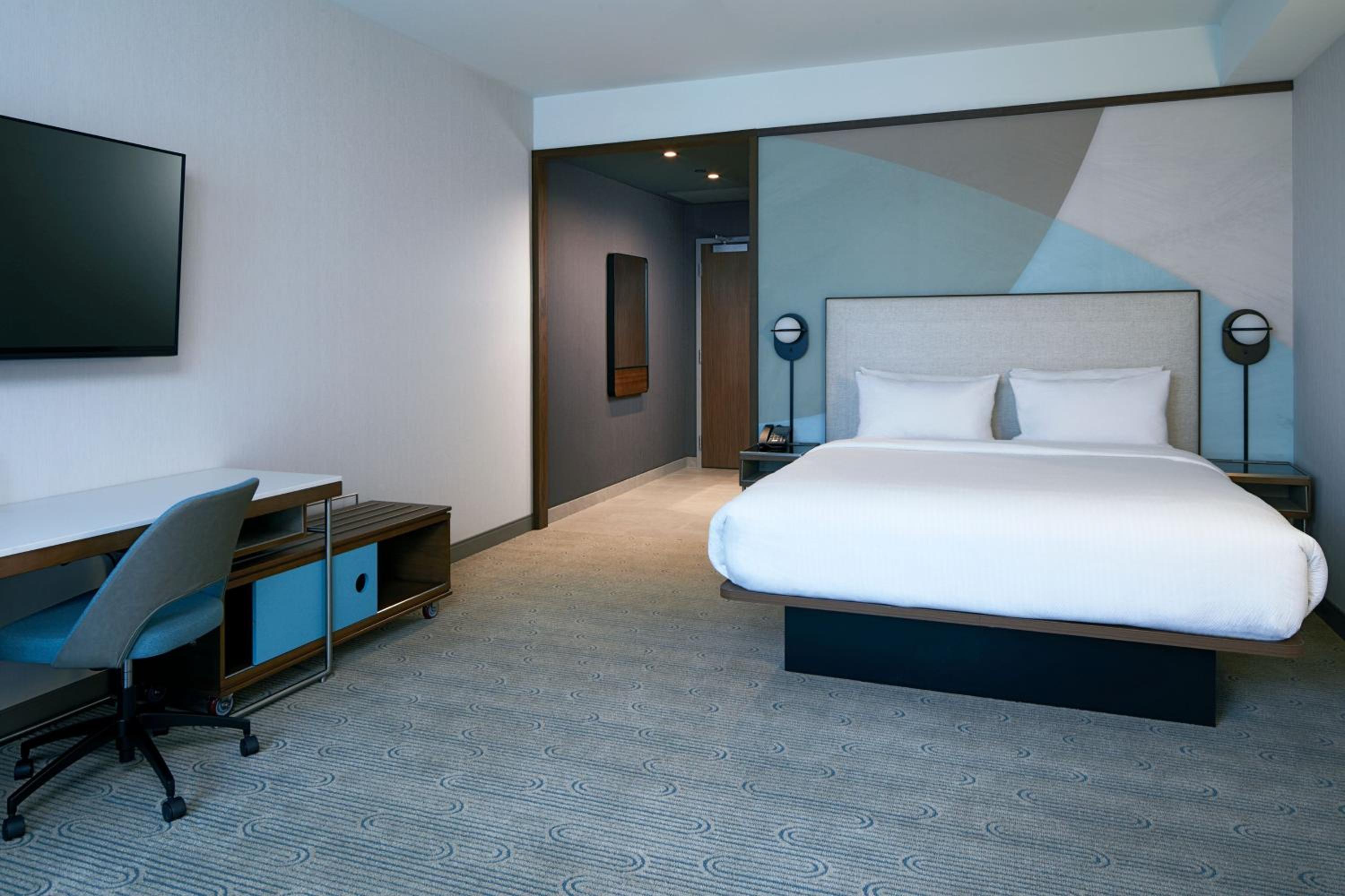 King Room with Balcony and City View - Photo 4