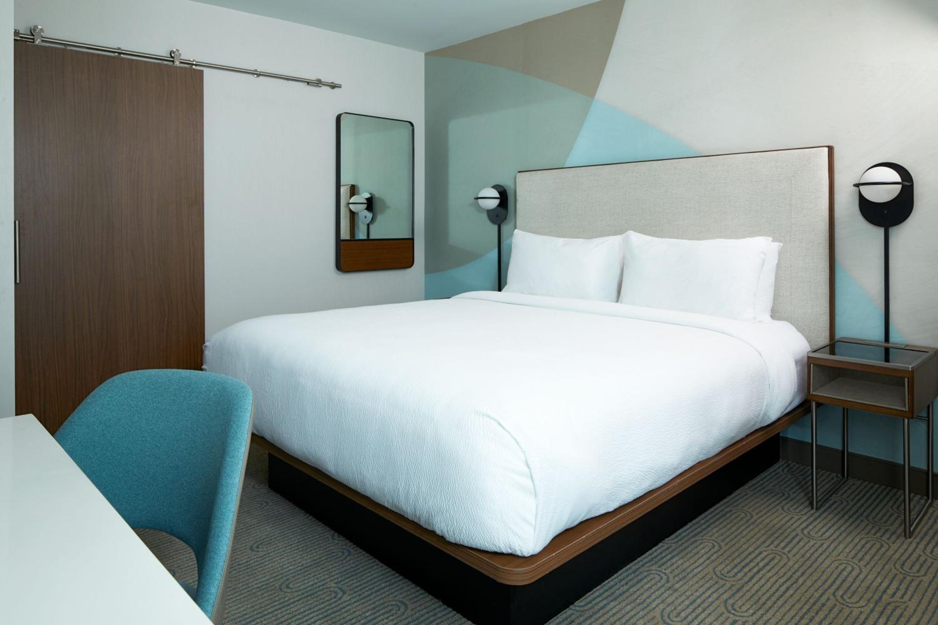 King Room with Balcony and City View - Photo 1