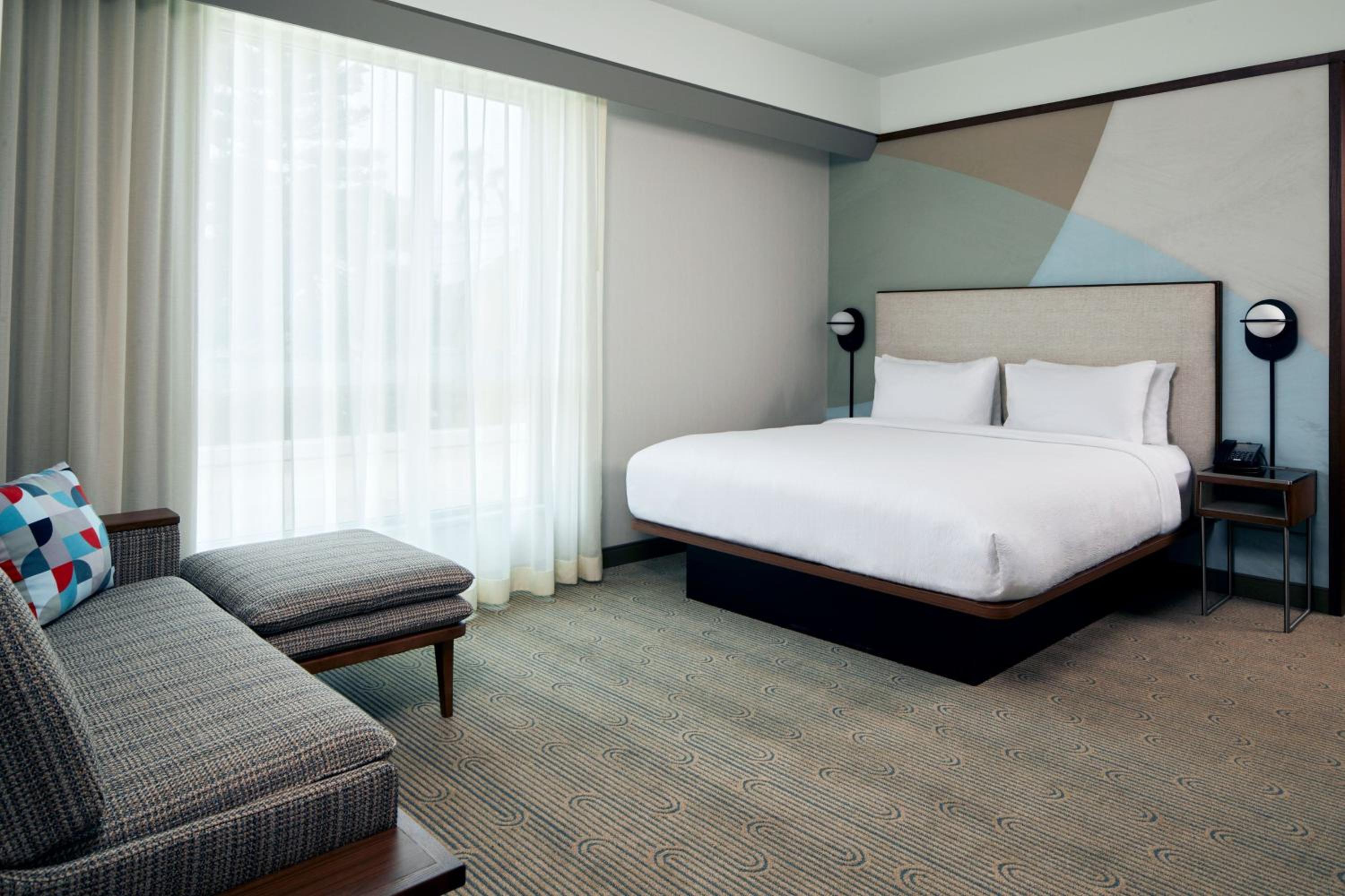 King Room with Balcony and City View - Photo 3