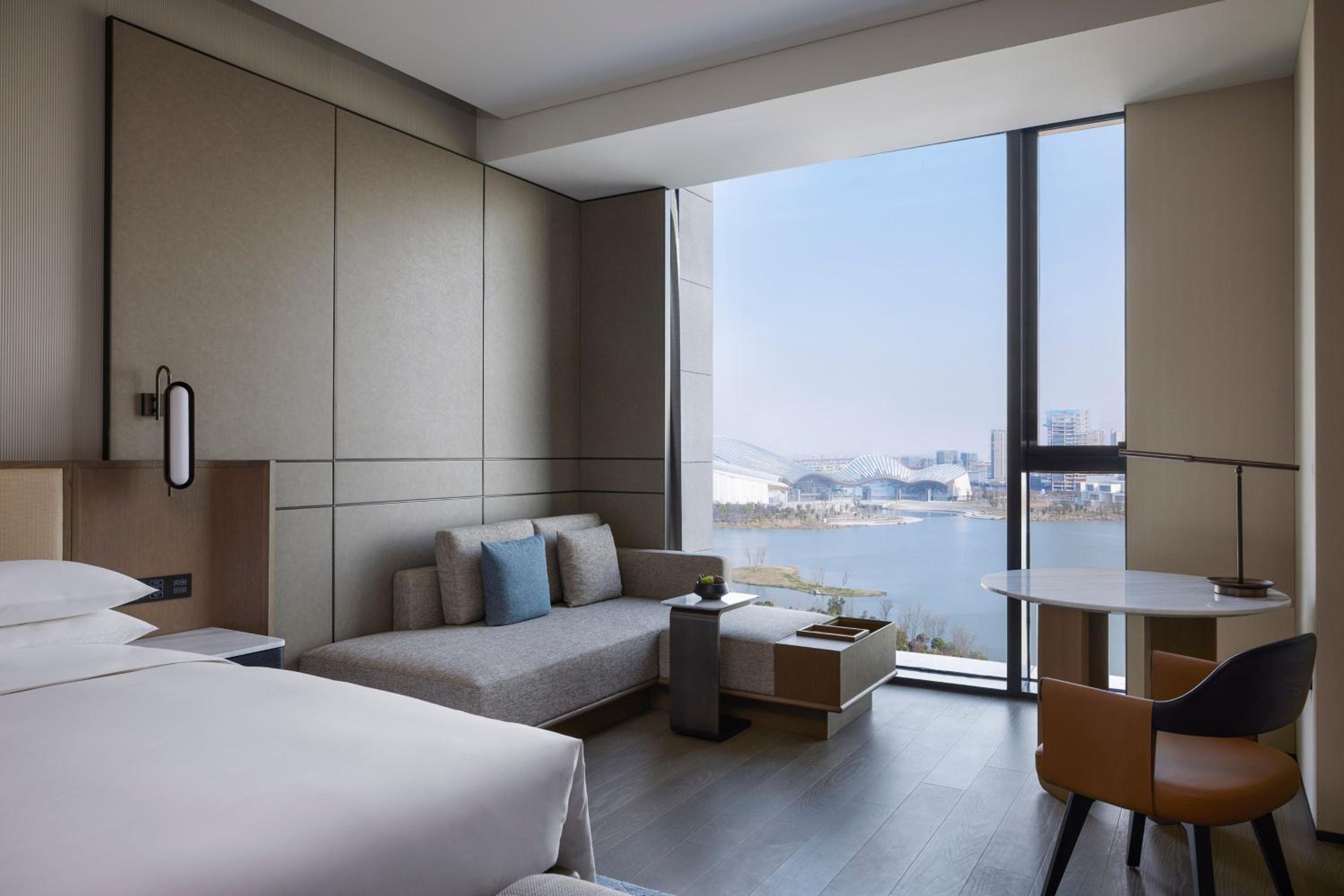 Premier King Room with Lake View - Photo 7