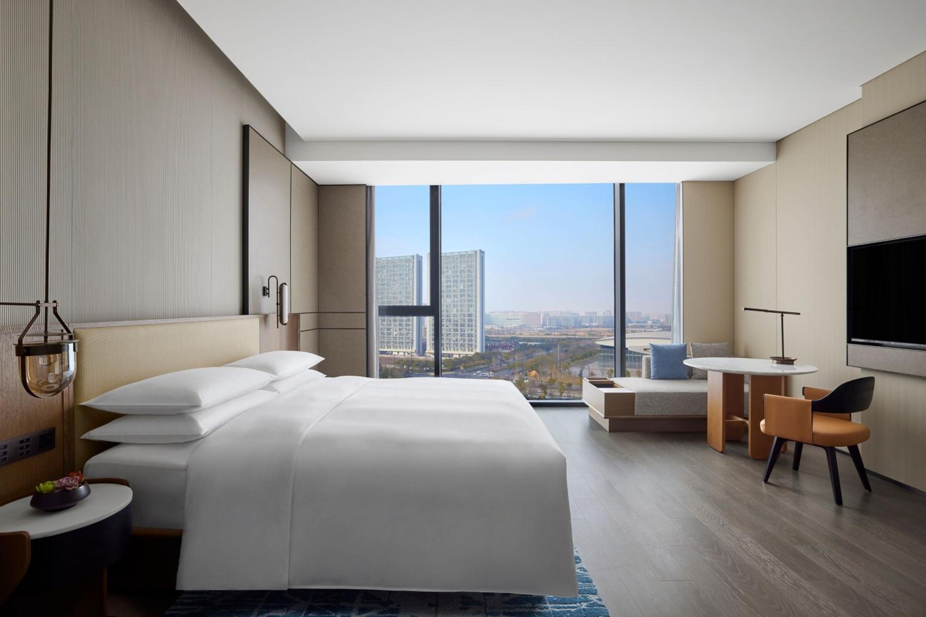 Deluxe King Room with City View - Photo 4