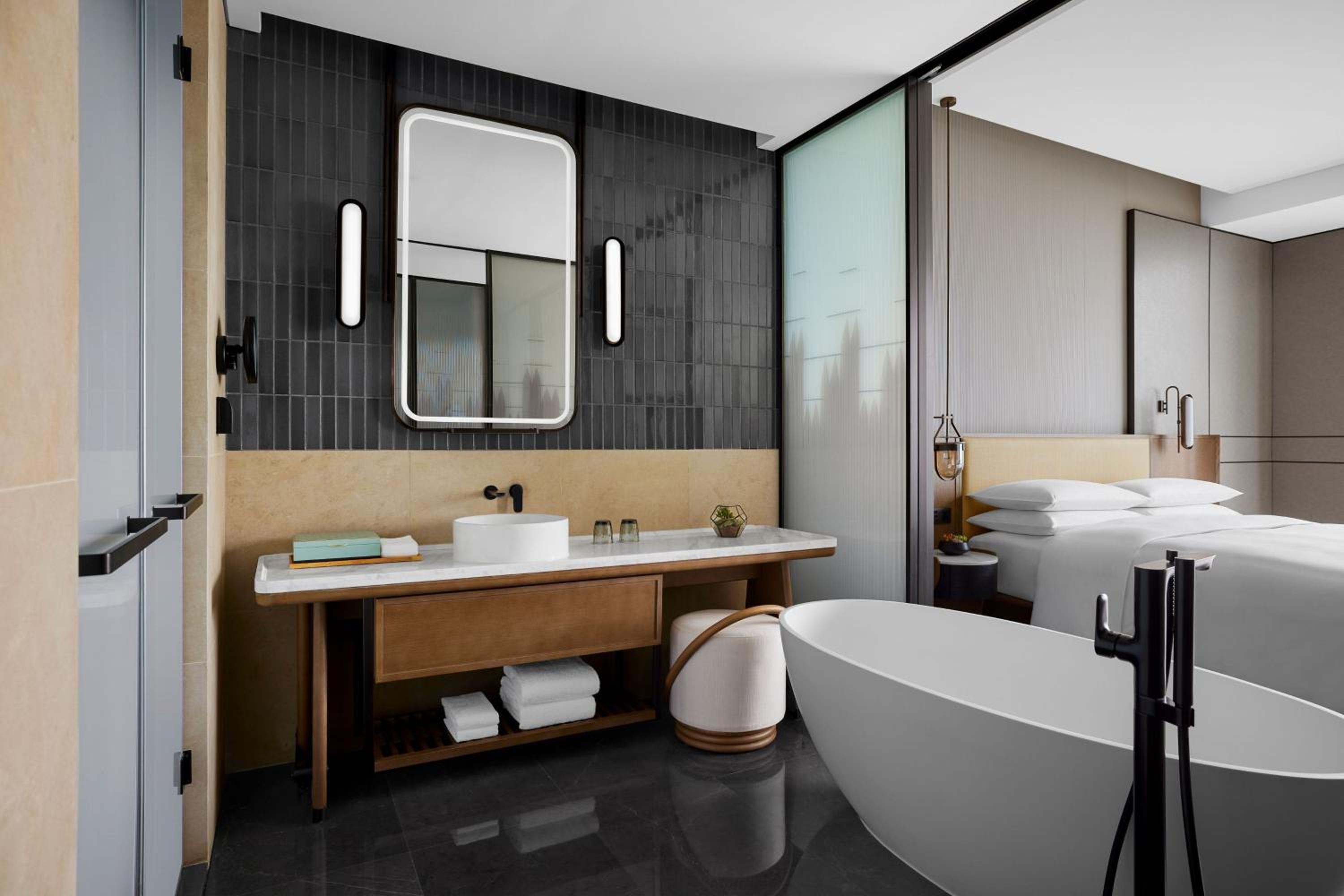 Premier Twin Room with Lake View - Photo 8