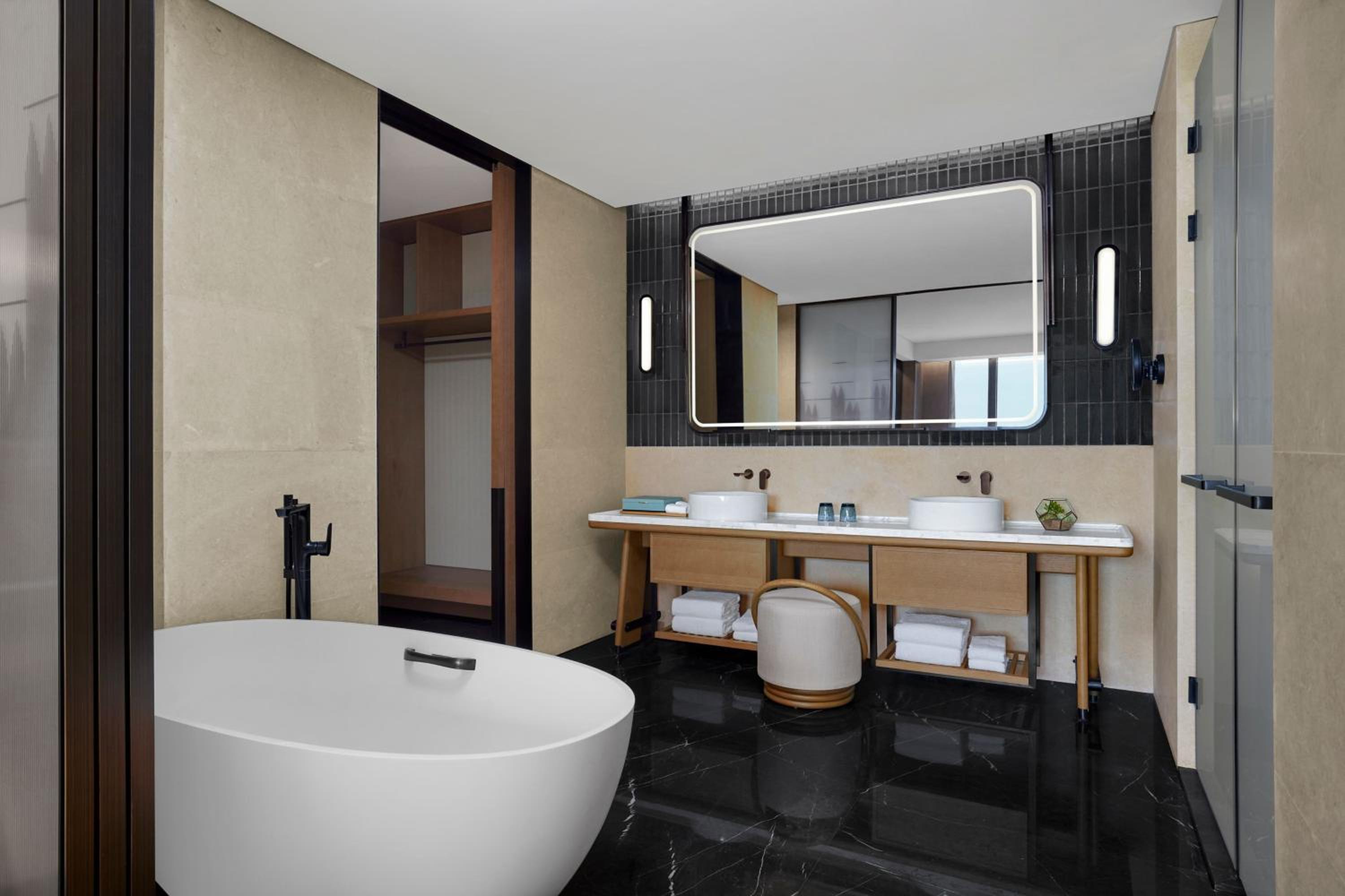 Executive Suite - Club Lounge Access - Photo 5