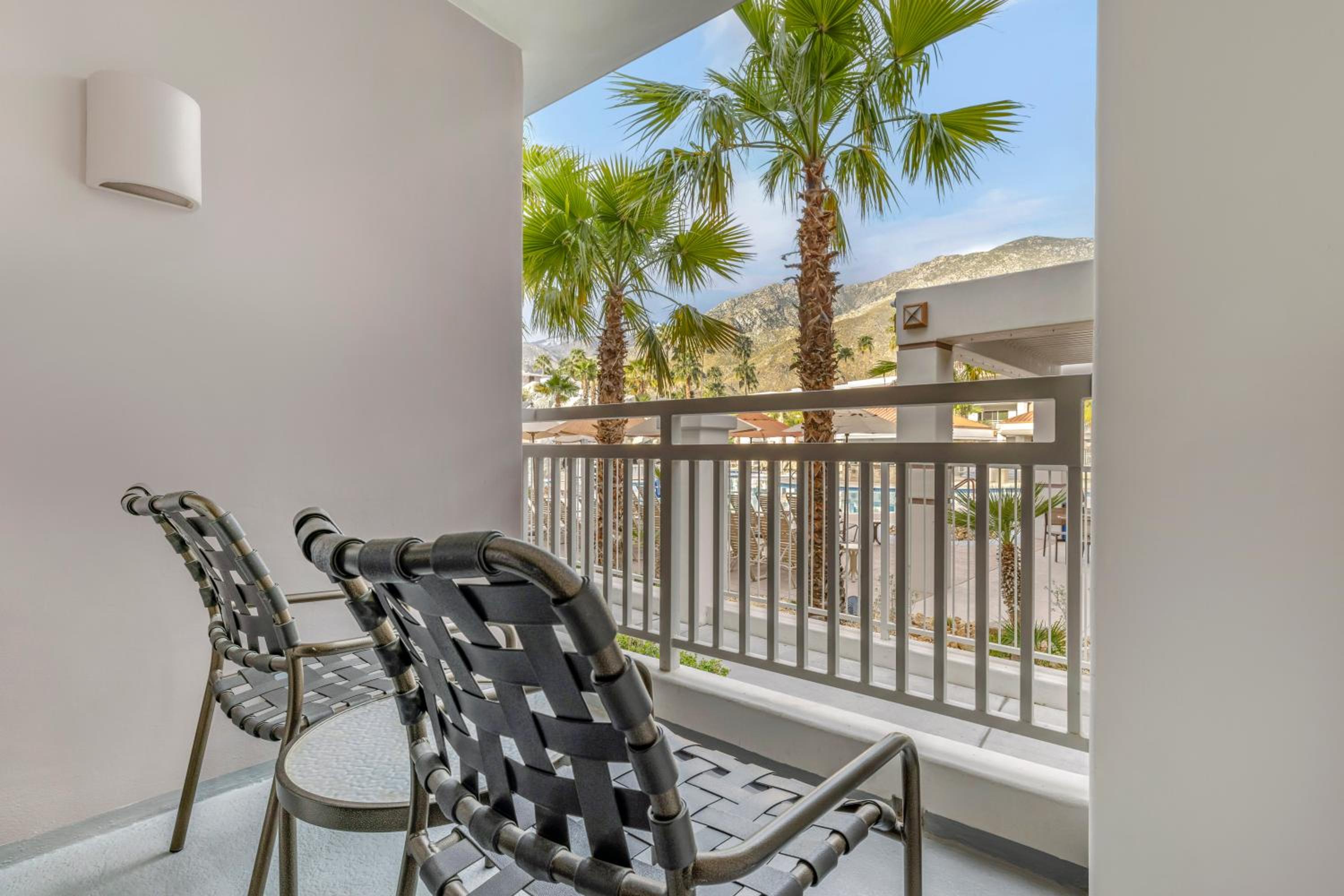 One Bedroom King Suite with Balcony - Photo 5