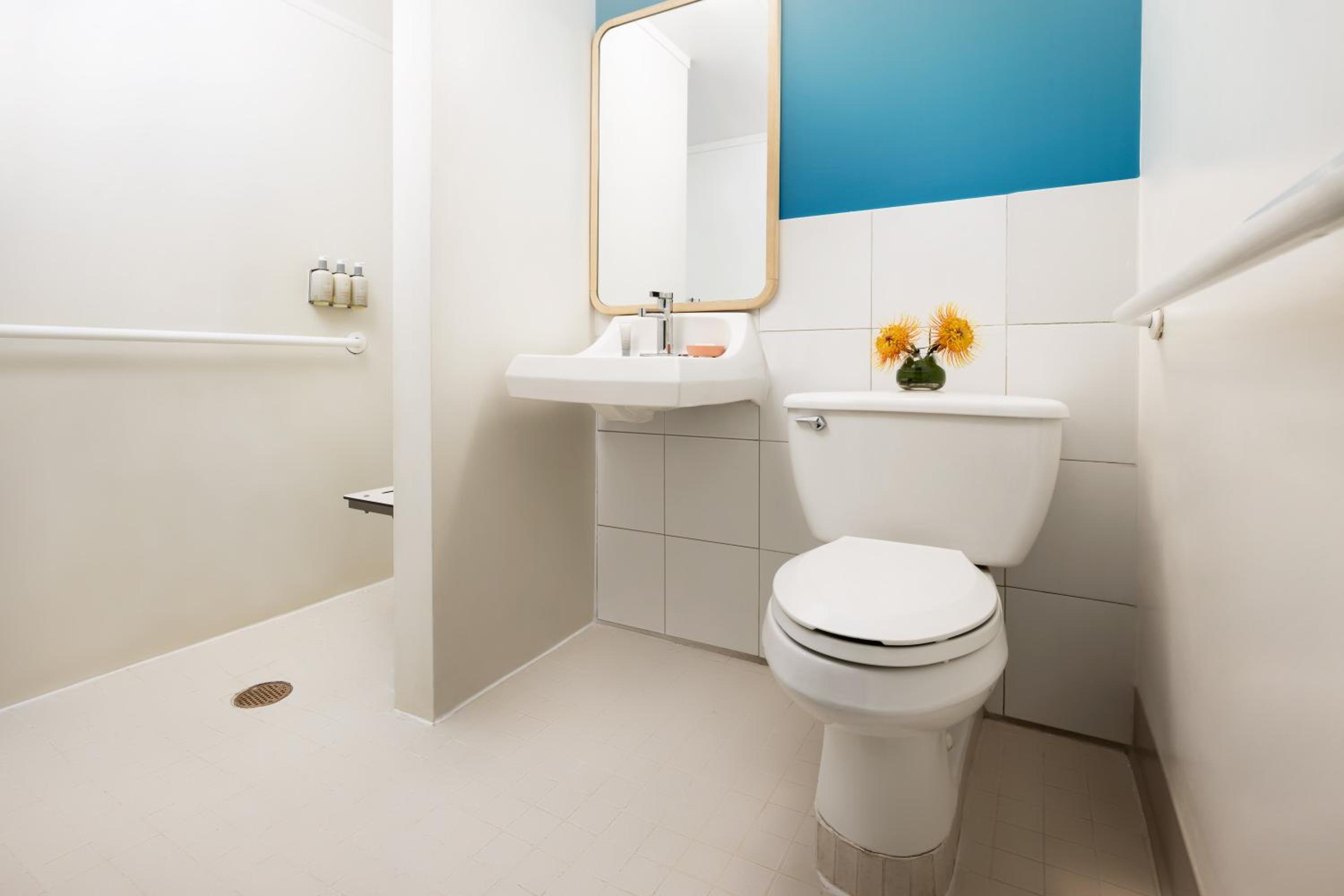 Partial Ocean View Hotel Room - Accessible - Photo 7