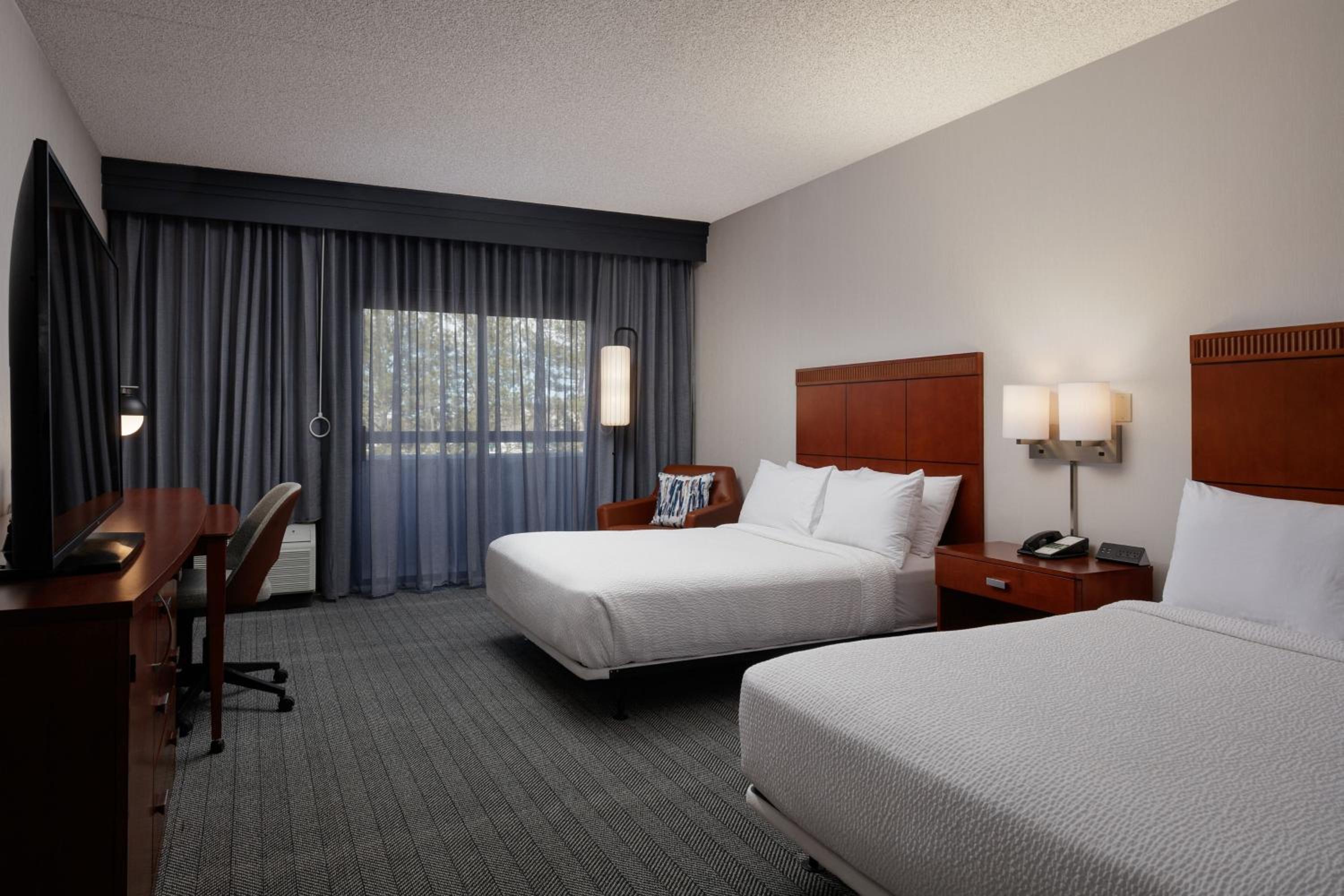 Queen Room with Two Queen Beds - Photo 4