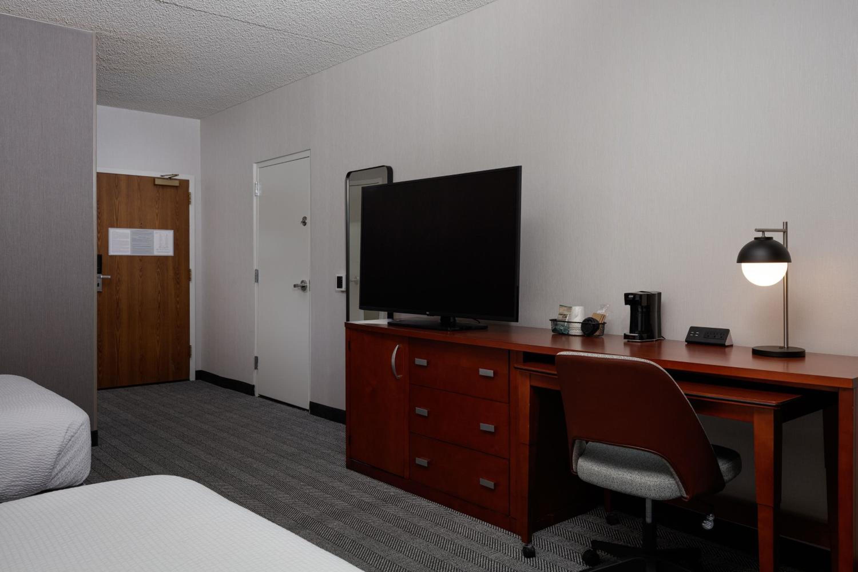 Queen Room with Two Queen Beds - Photo 3