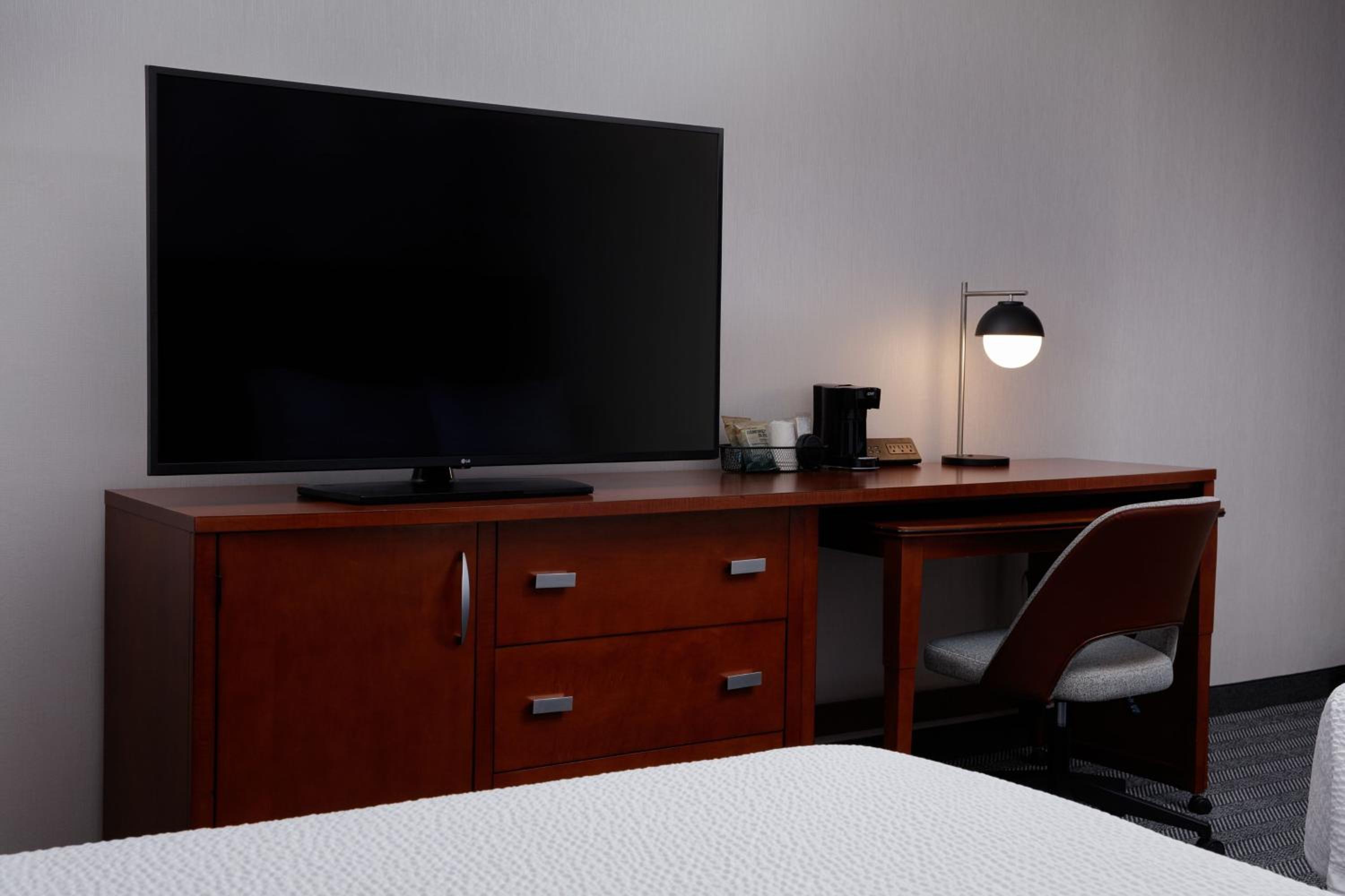 Queen Room with Two Queen Beds - Photo 5