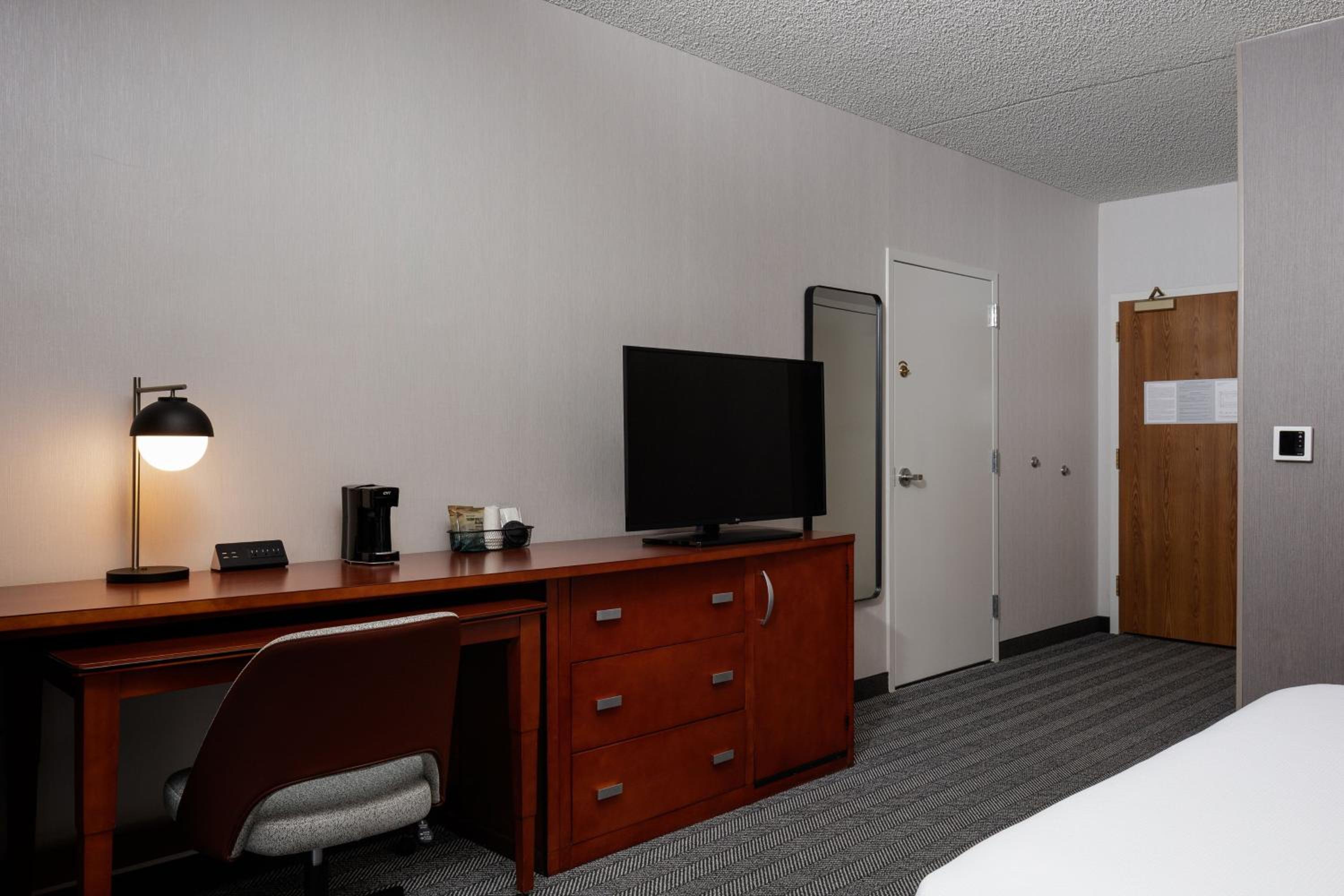 King Room with Sofa Bed - Photo 3
