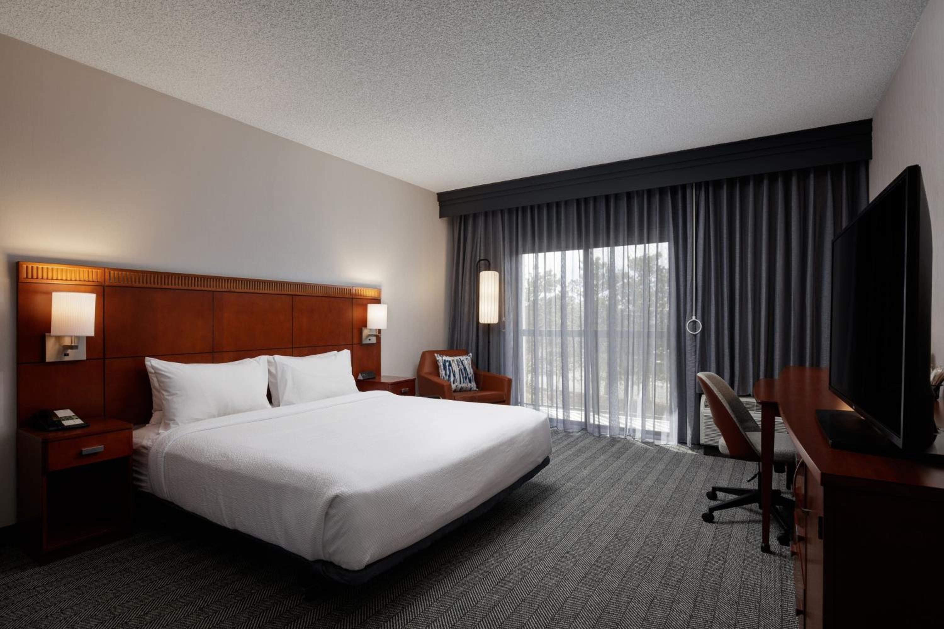 King Room with Sofa Bed - Hearing Accessible - Photo 7