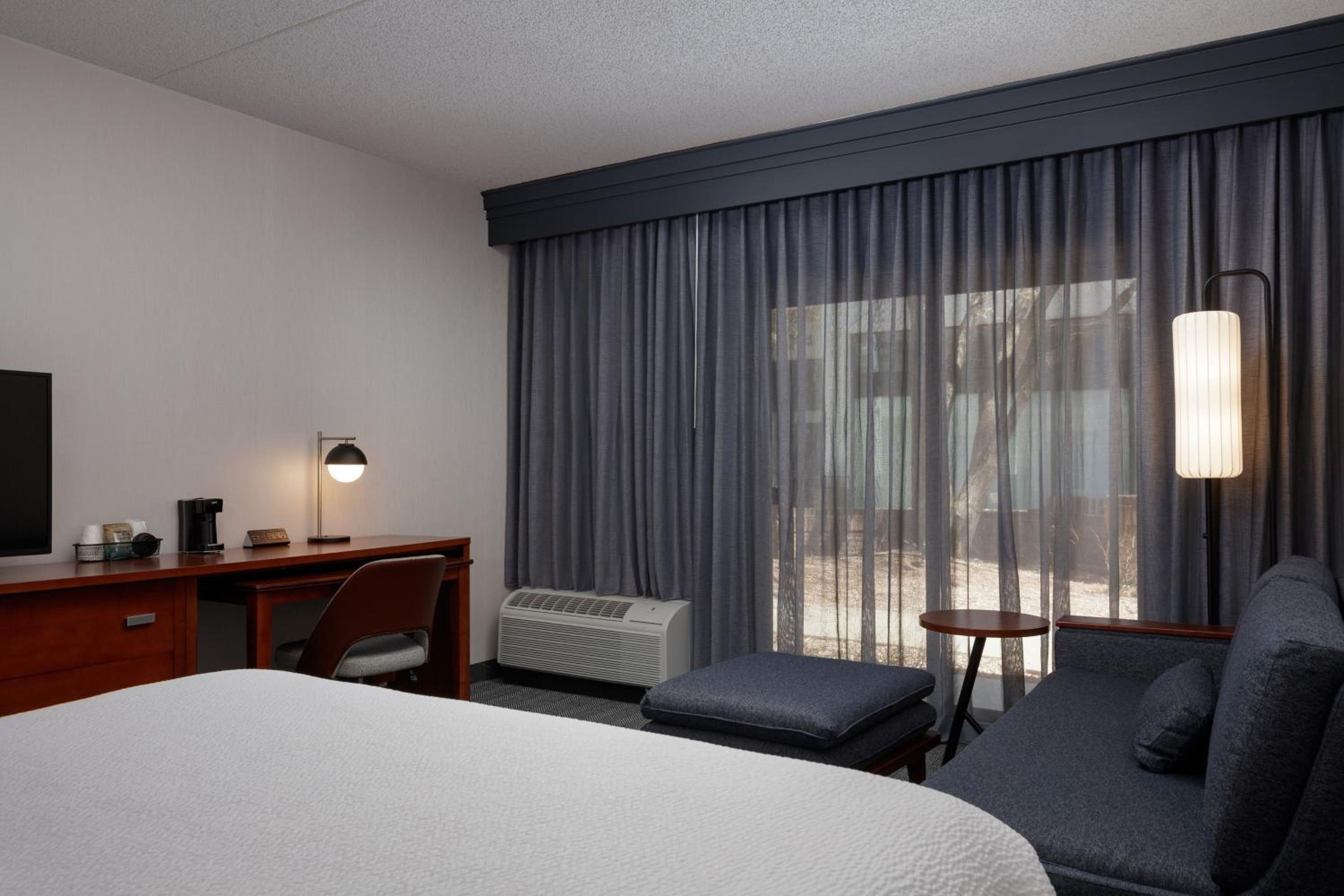 King Room with Sofa Bed - Photo 4