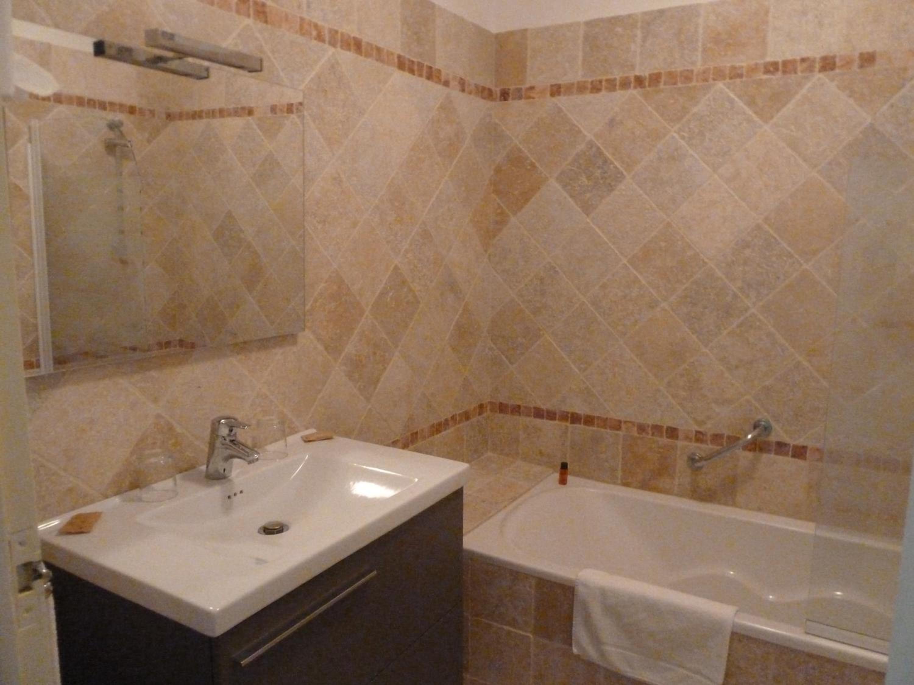 Standard Double Room with Bath - Photo 2