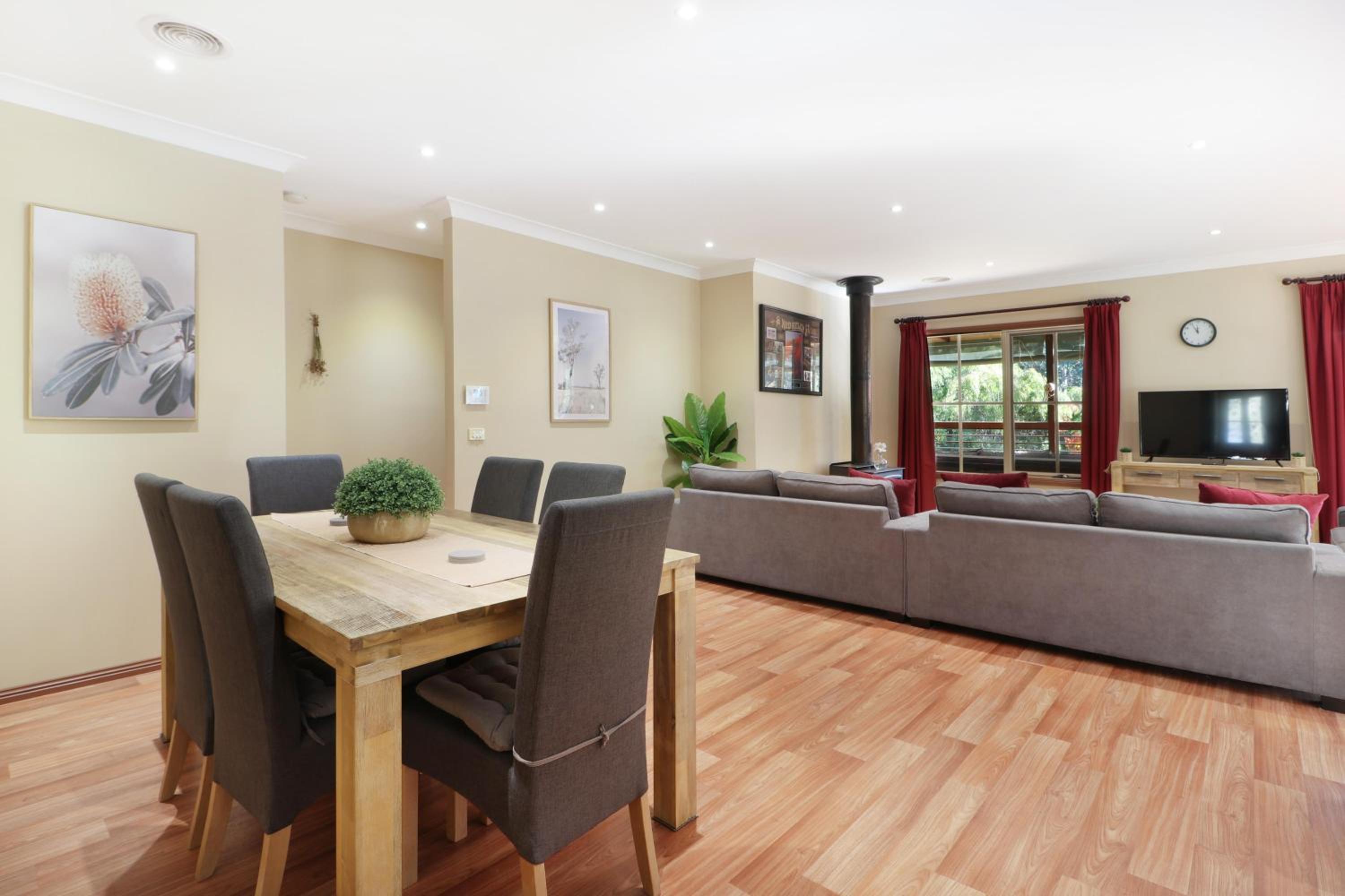 Three-Bedroom House photo 3
