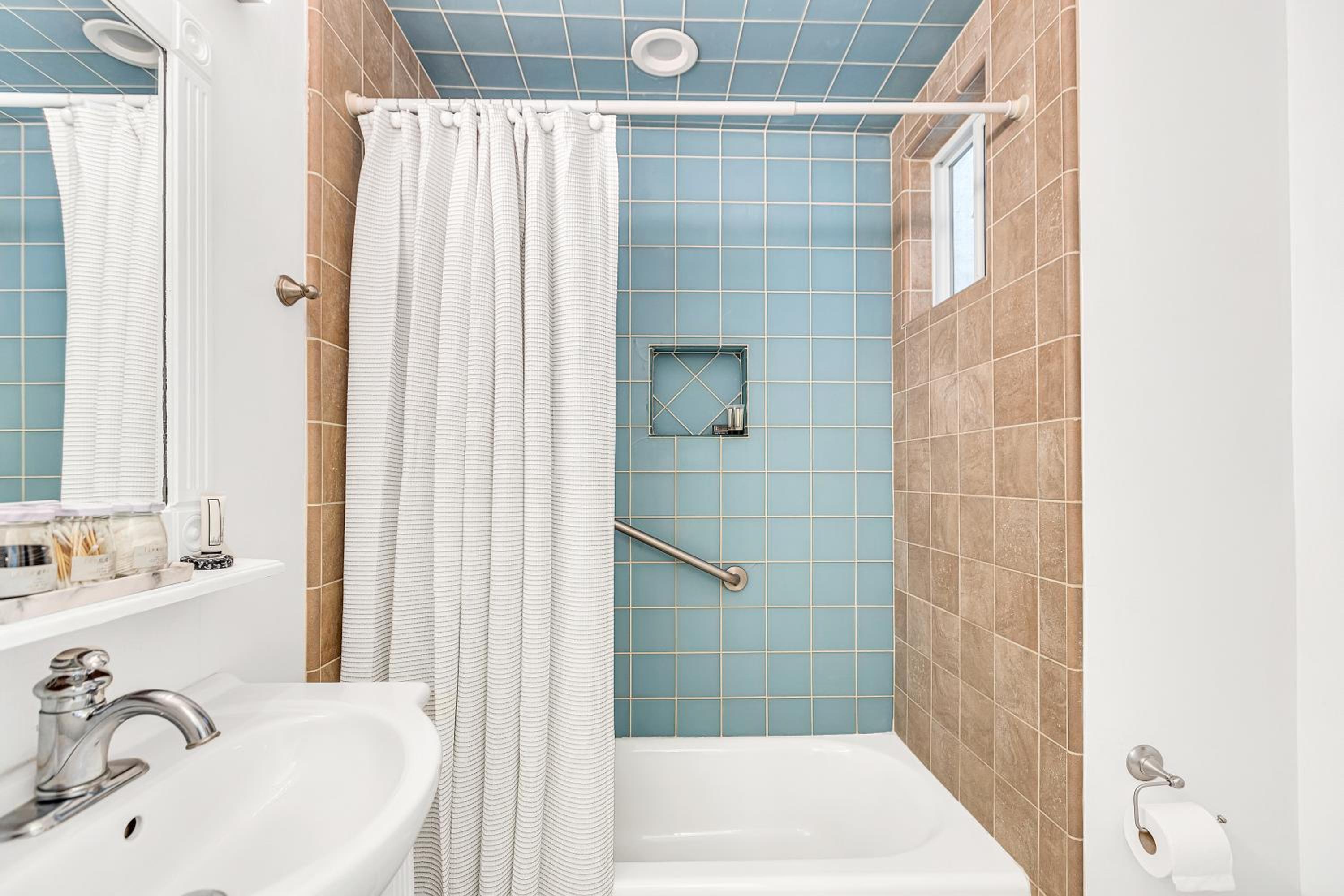 One-Bedroom Suite - Photo 11