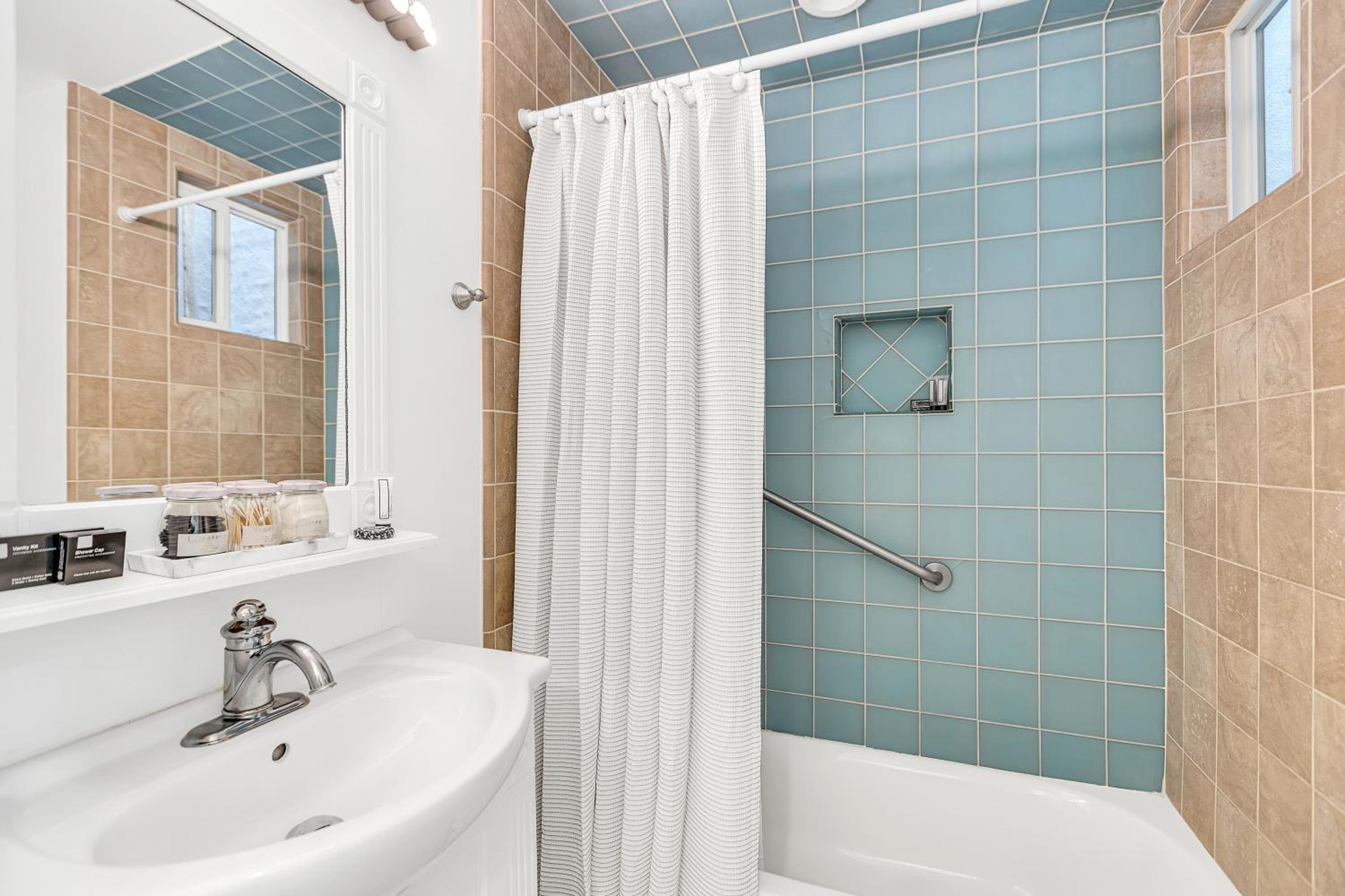 One-Bedroom Suite - Photo 4