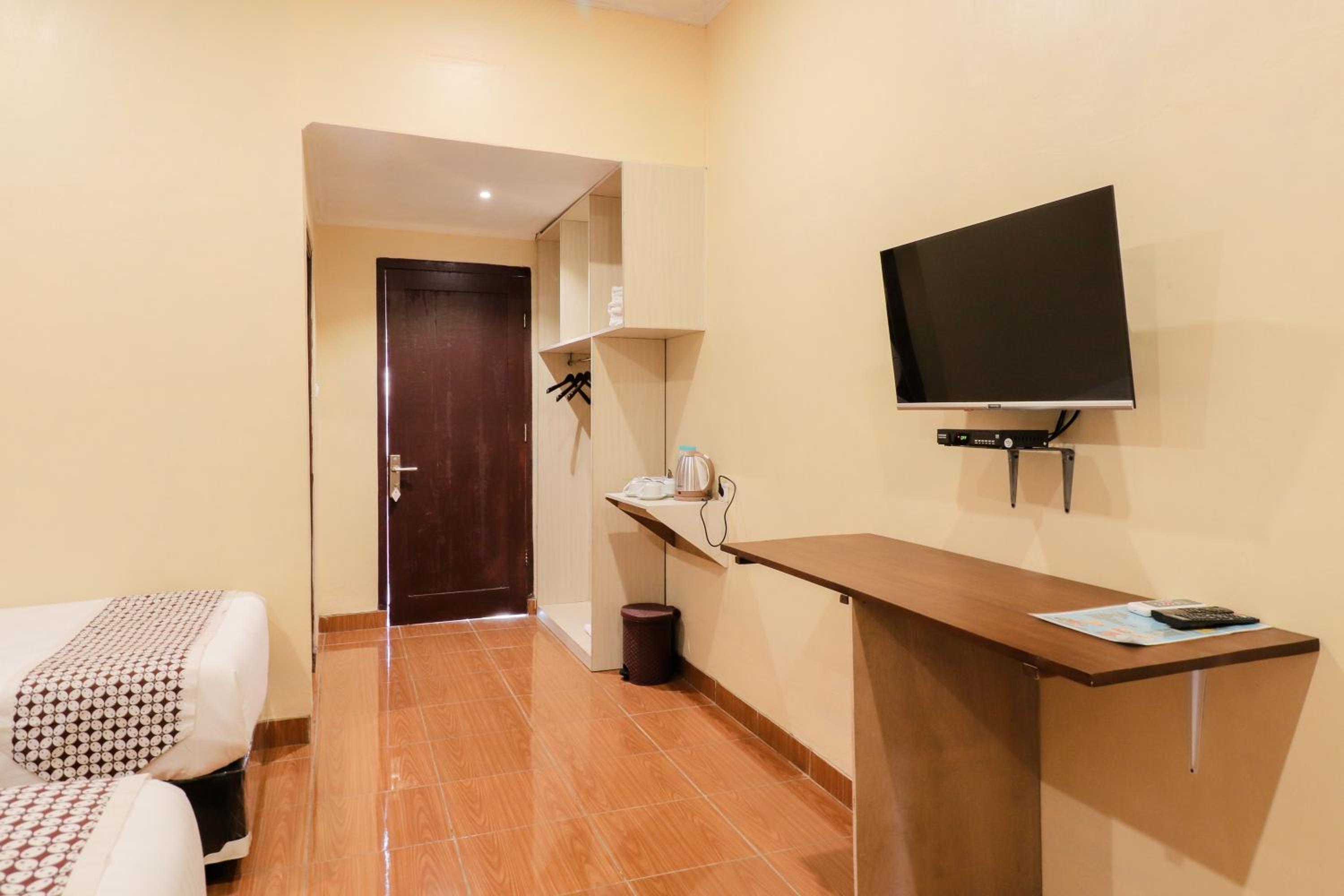 Family Room - Photo 4