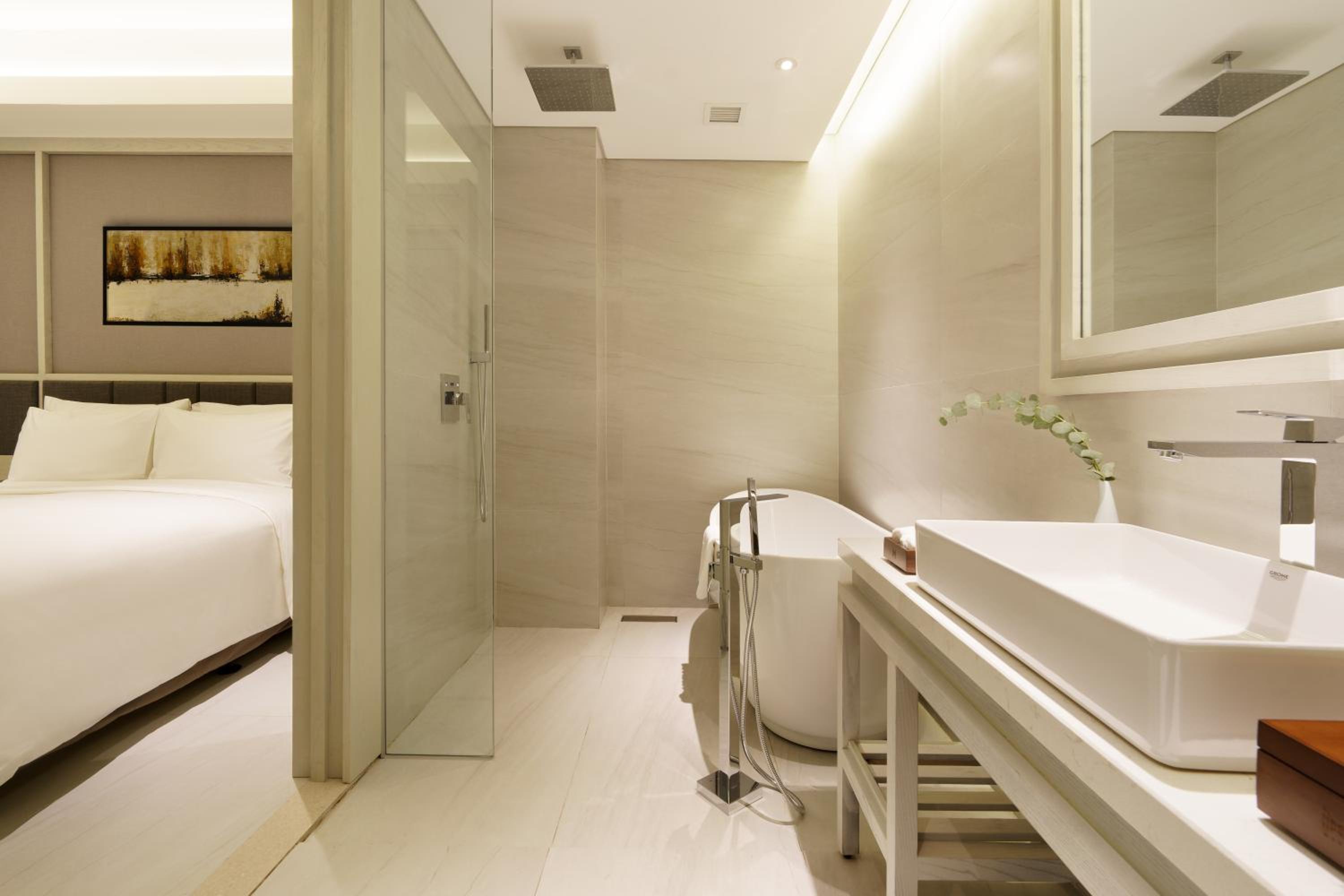 Deluxe Room - Window No View - Complimentary Daily Afternoon Tea & Welcome Minibar photo 3