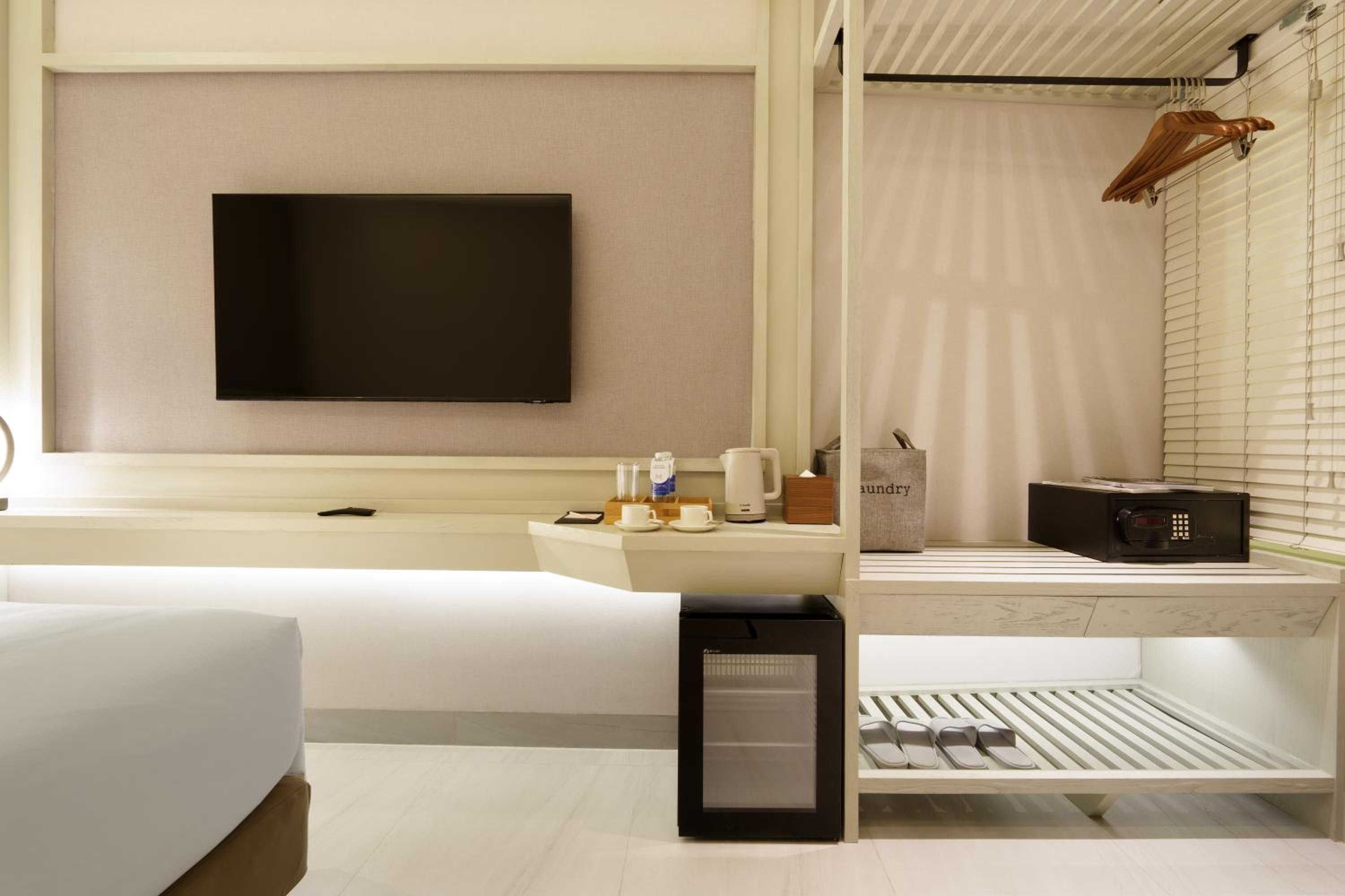 Junior Deluxe - No Window - Complimentary Daily Afternoon Tea & Welcome Minibar photo 3