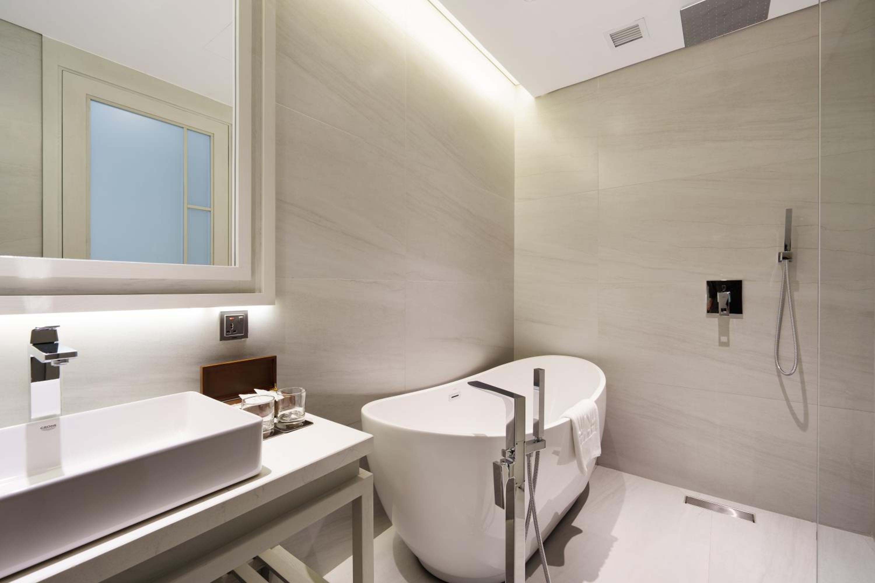 Premier Executive Twin - Complimentary Daily Afternoon Tea & Welcome Minibar photo 3